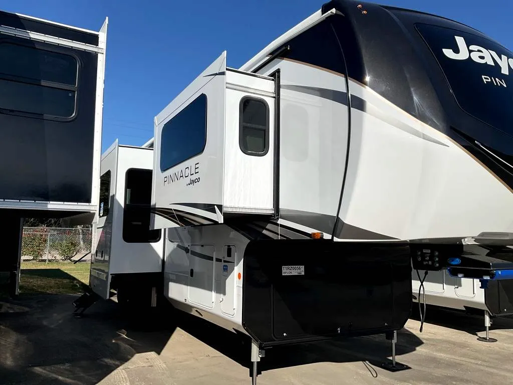 2026 Jayco Pinnacle 39FLOK - Photo 2
