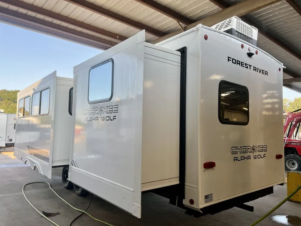 2026 Forest River Cherokee Alpha Wolf 33BH, Photos photo 4