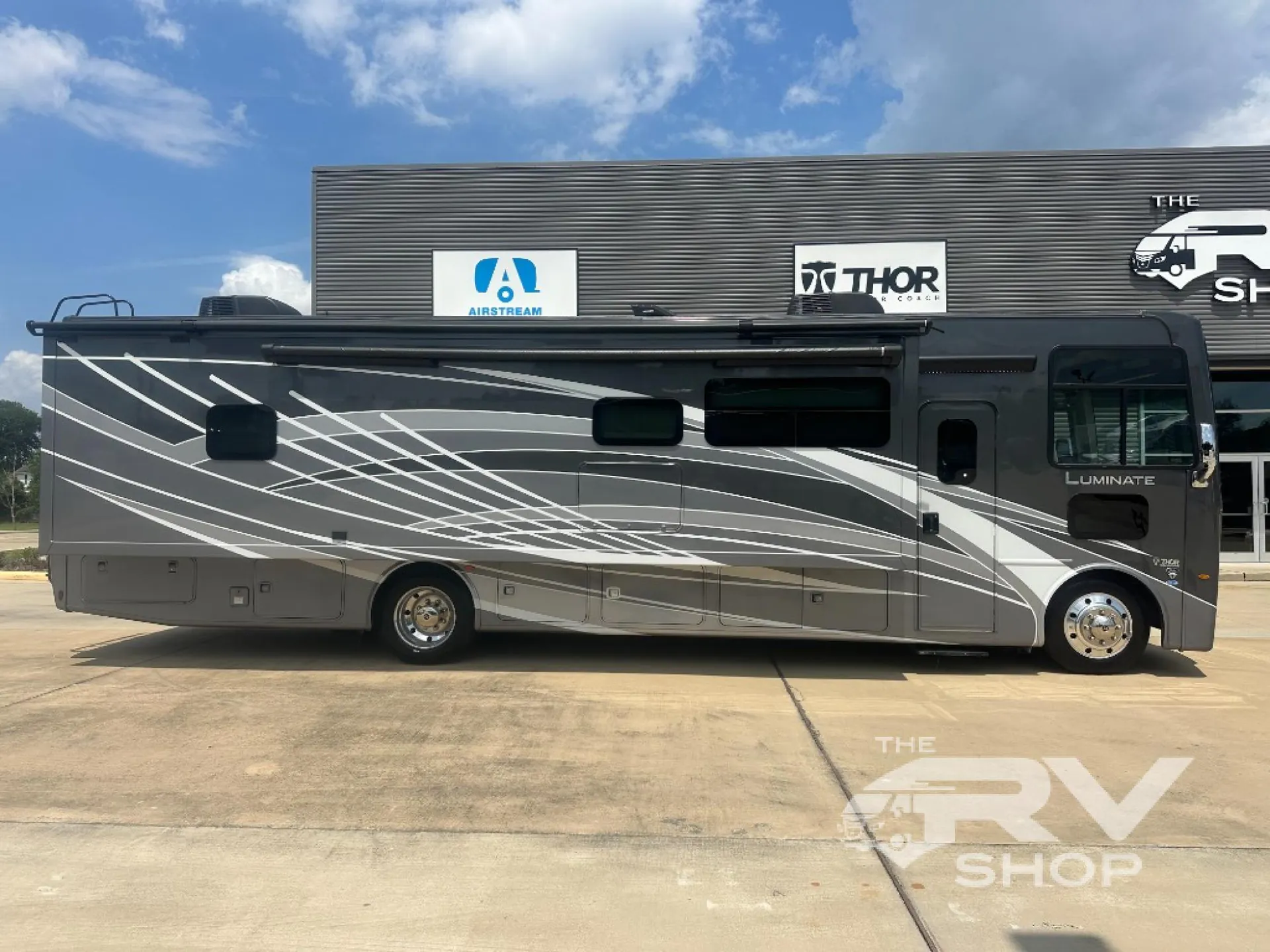 2024 Thor Motor Coach Luminate CC35 - Photo 3