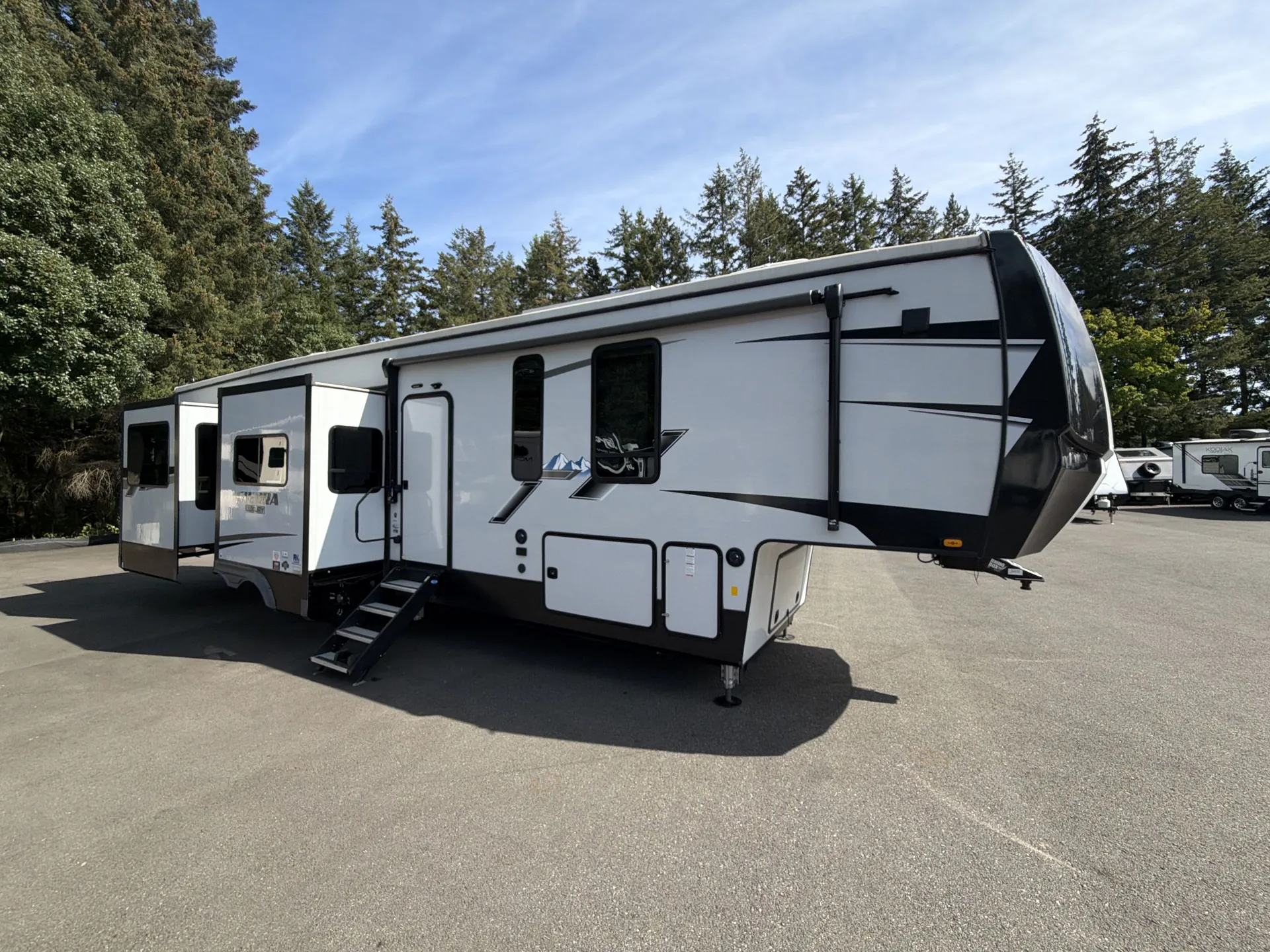 2022 Forest River Sierra Luxury 39BARK - Photo 2