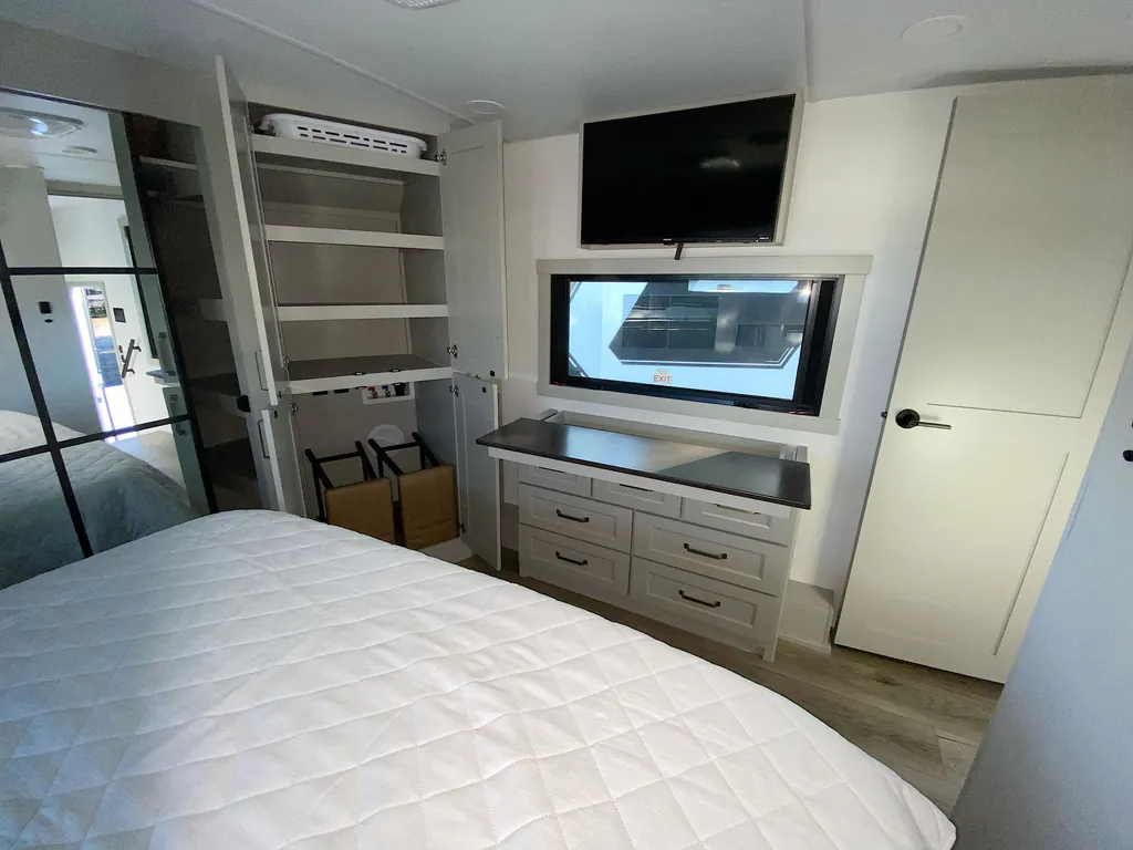 2026 Brinkley Model G 3950, Photos photo 10