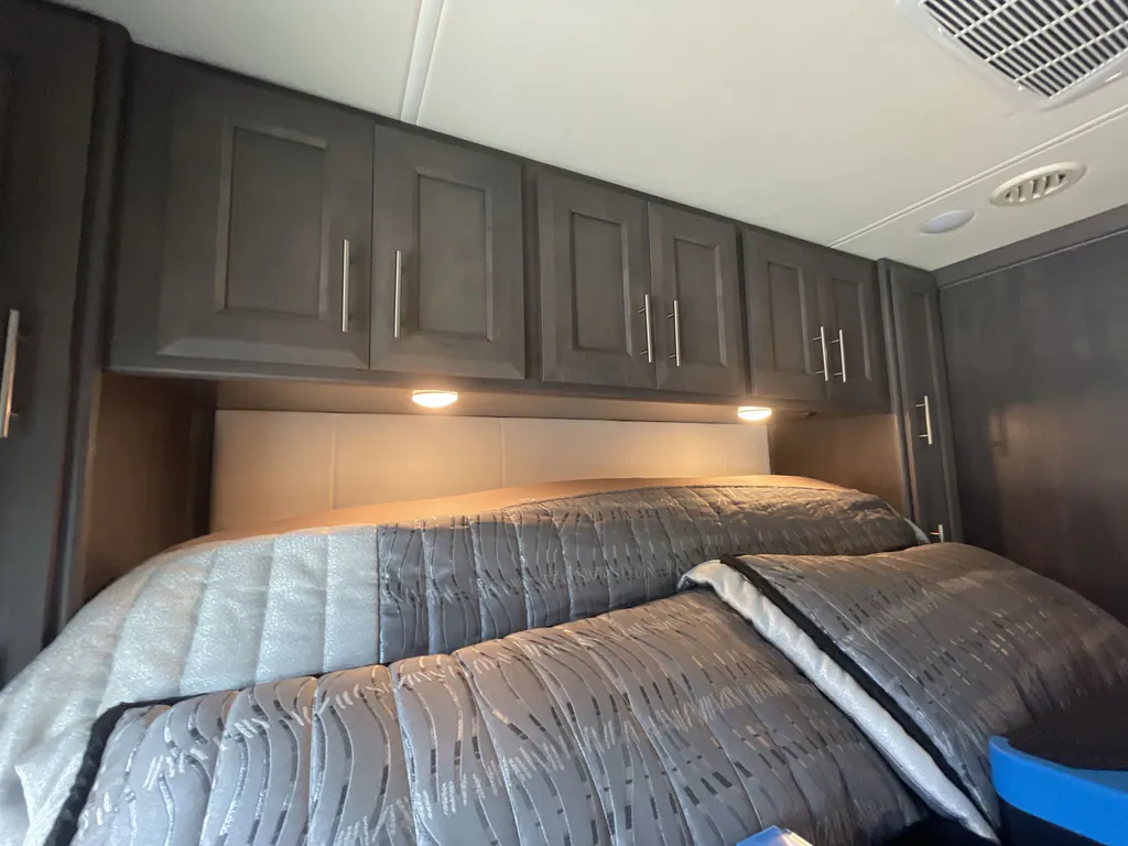 2021 Thor Motor Coach Challenger 35MQ, Photos photo 32
