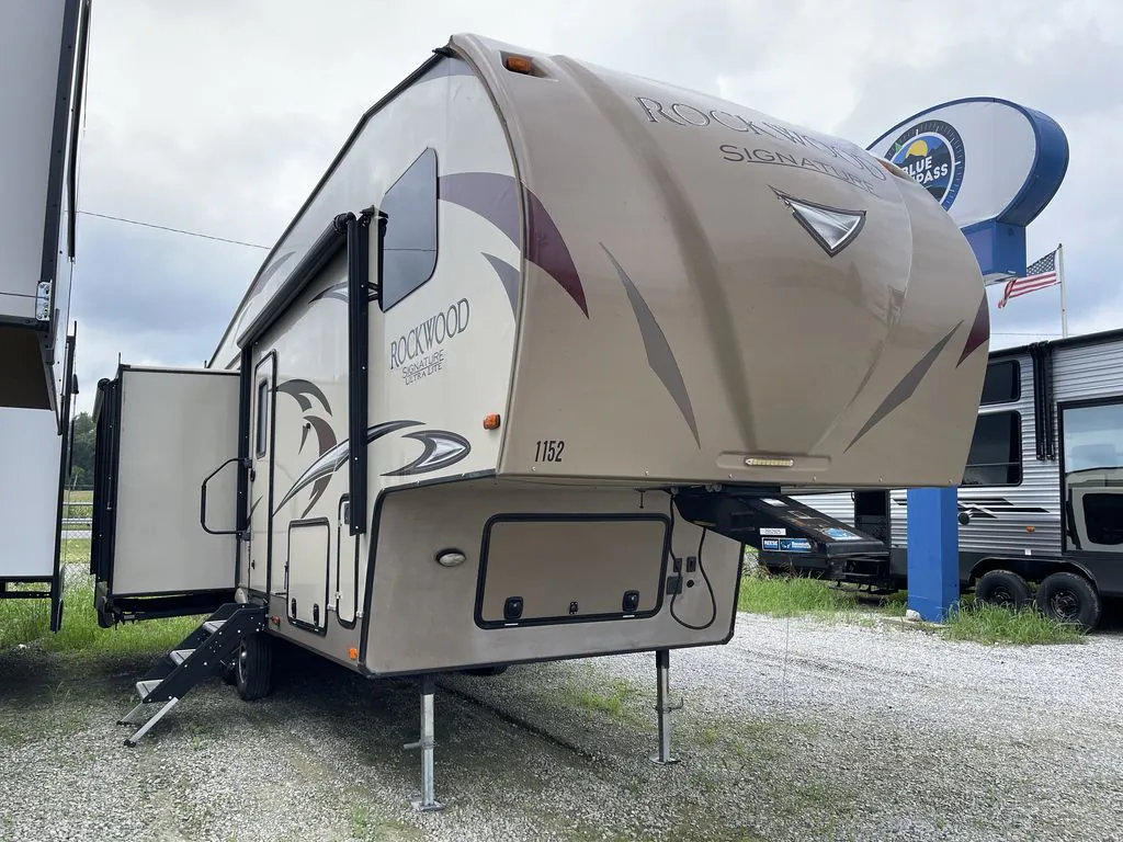 2017 Forest River Rockwood Signature Ultra Lite 8289WS - Photo 2