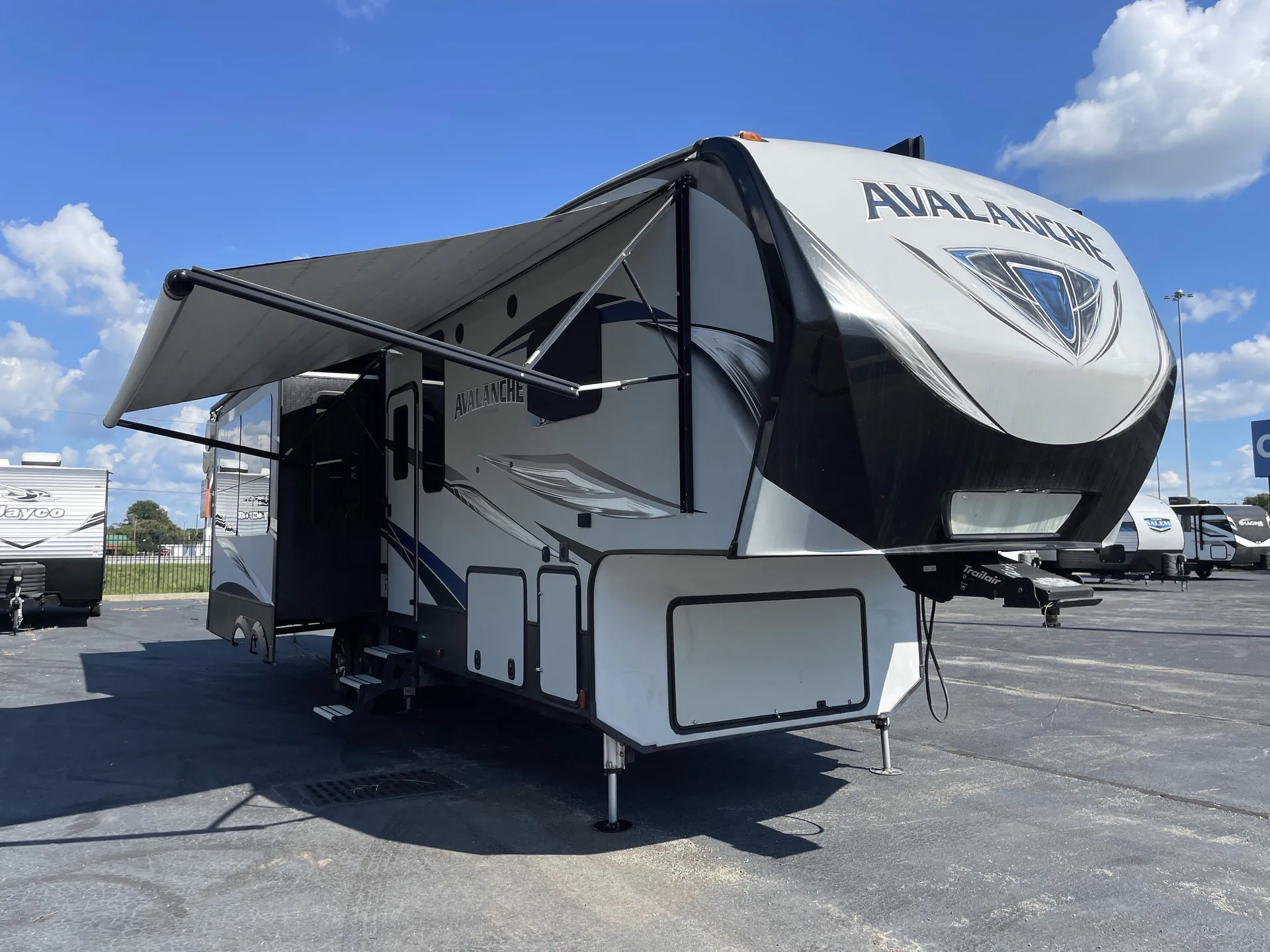 2018 Keystone Avalanche 320RS - Photo 2
