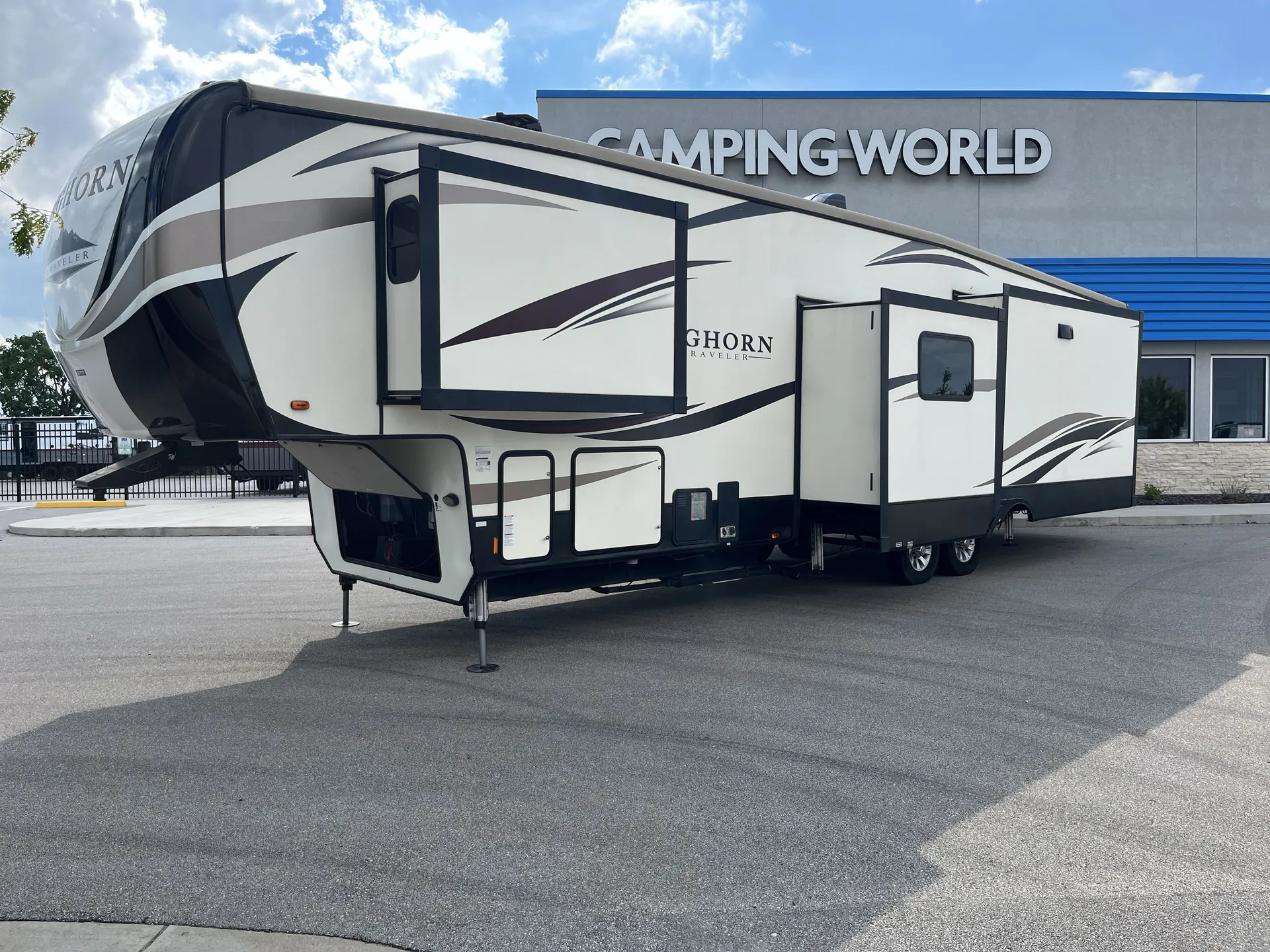 2017 Heartland Bighorn Traveler 39MB — living area main