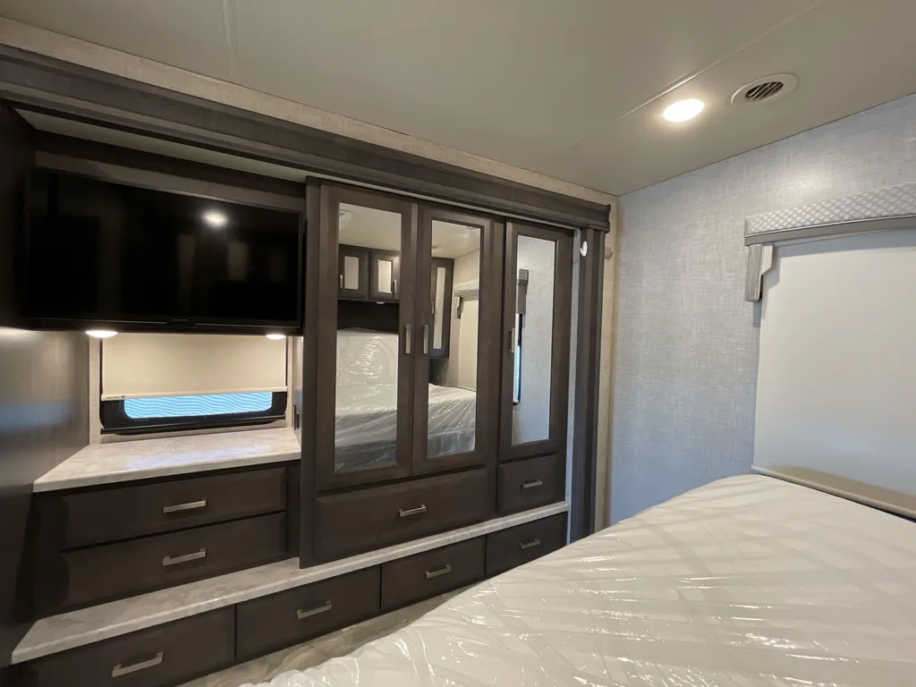 2023 Thor Motor Coach Challenger 35MQ, Photos photo 15
