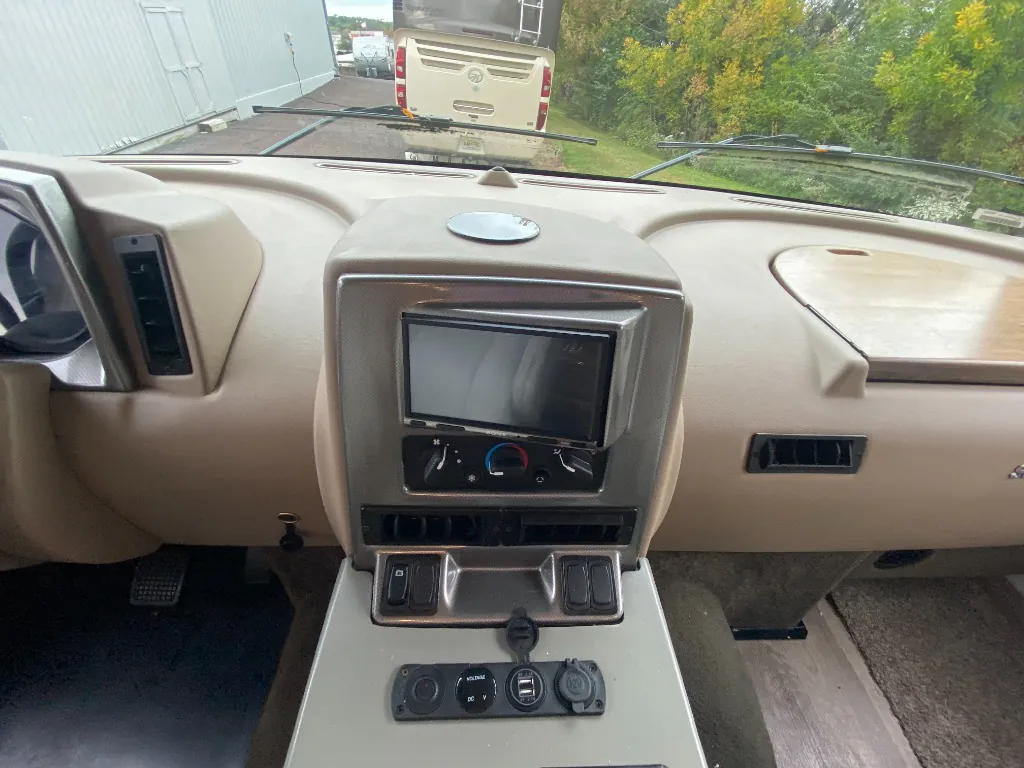 2022 Winnebago Sunstar 31B - Photo 3