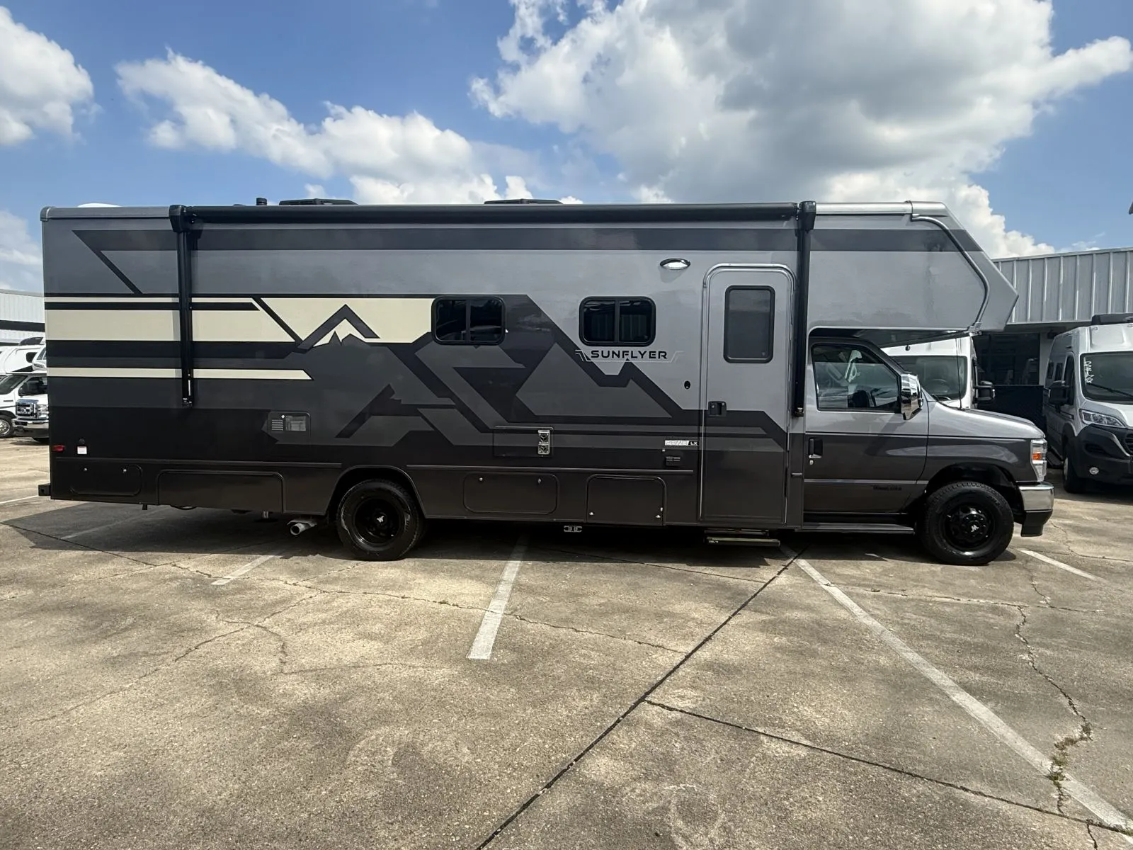 2027 Winnebago Sunflyer 28MB - Photo 4