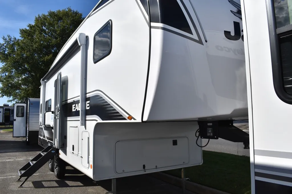 2026 Forest River Cherokee Arctic Wolf 38DST - Photo 4
