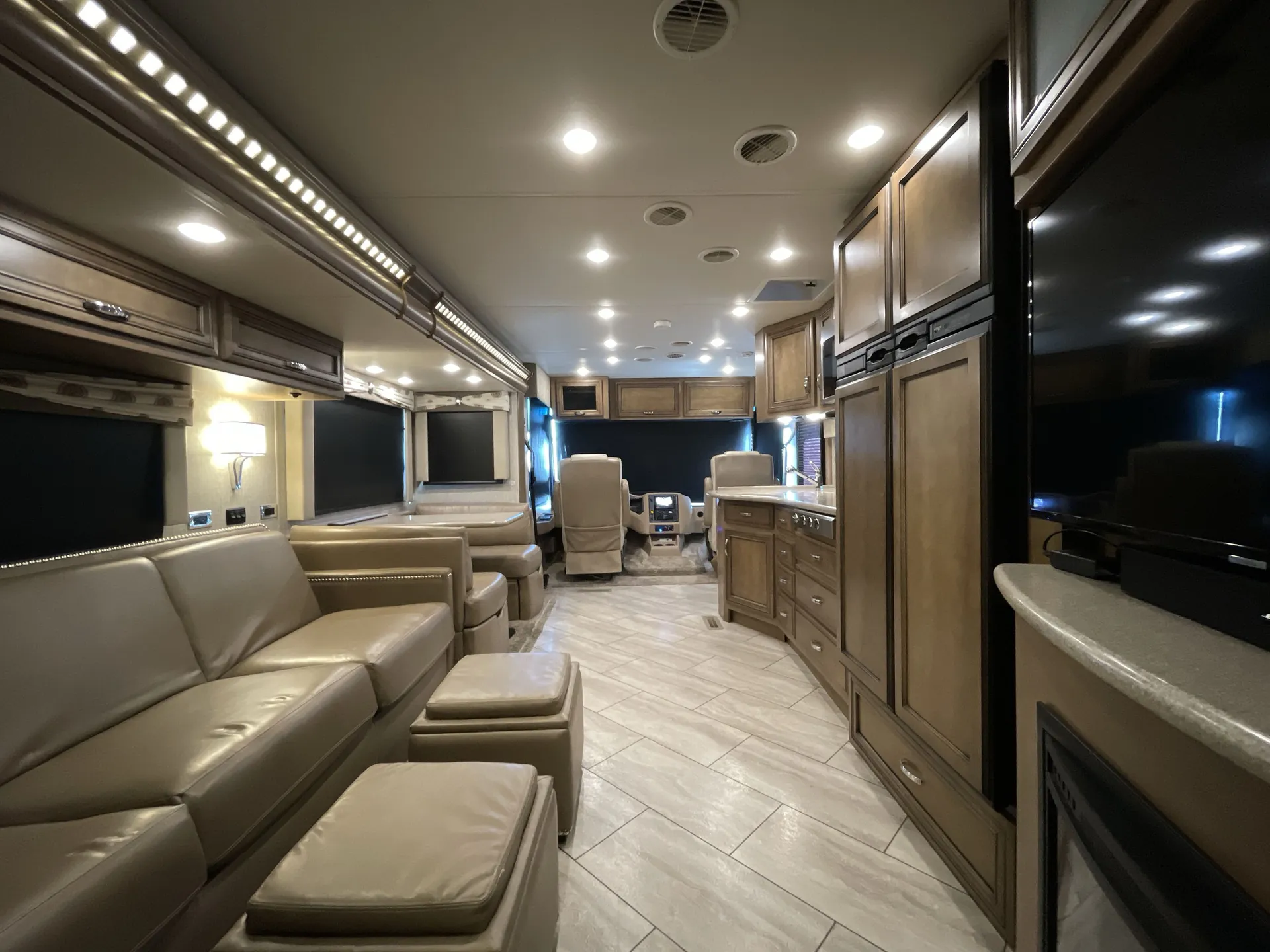 2020 newmar Bay Star 3609 — living area main