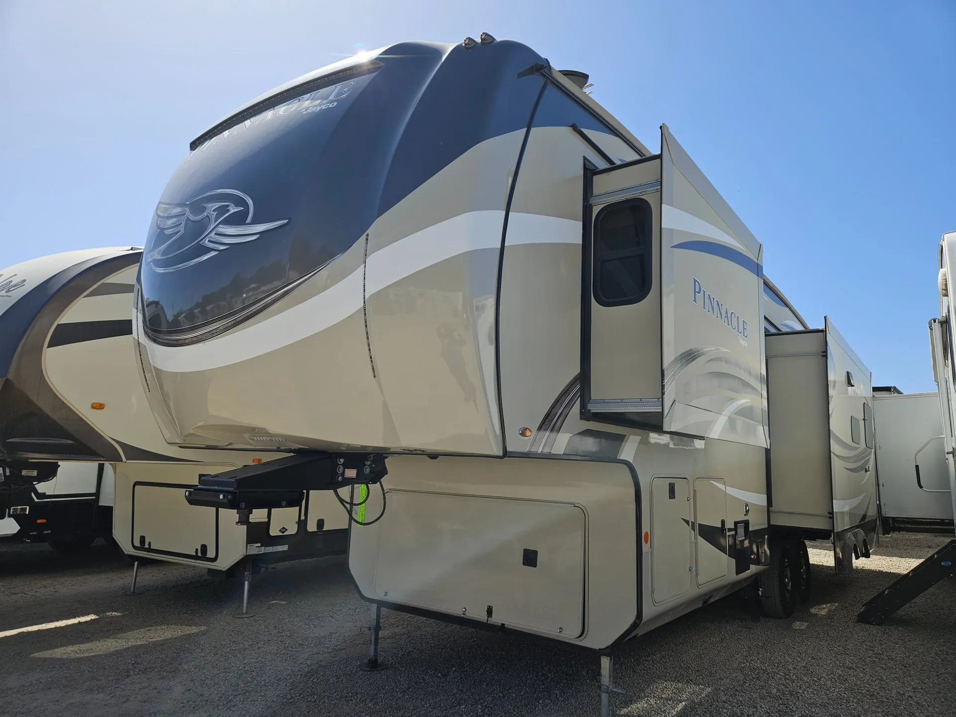 2019 Jayco Pinnacle 32RLTS - Photo 3