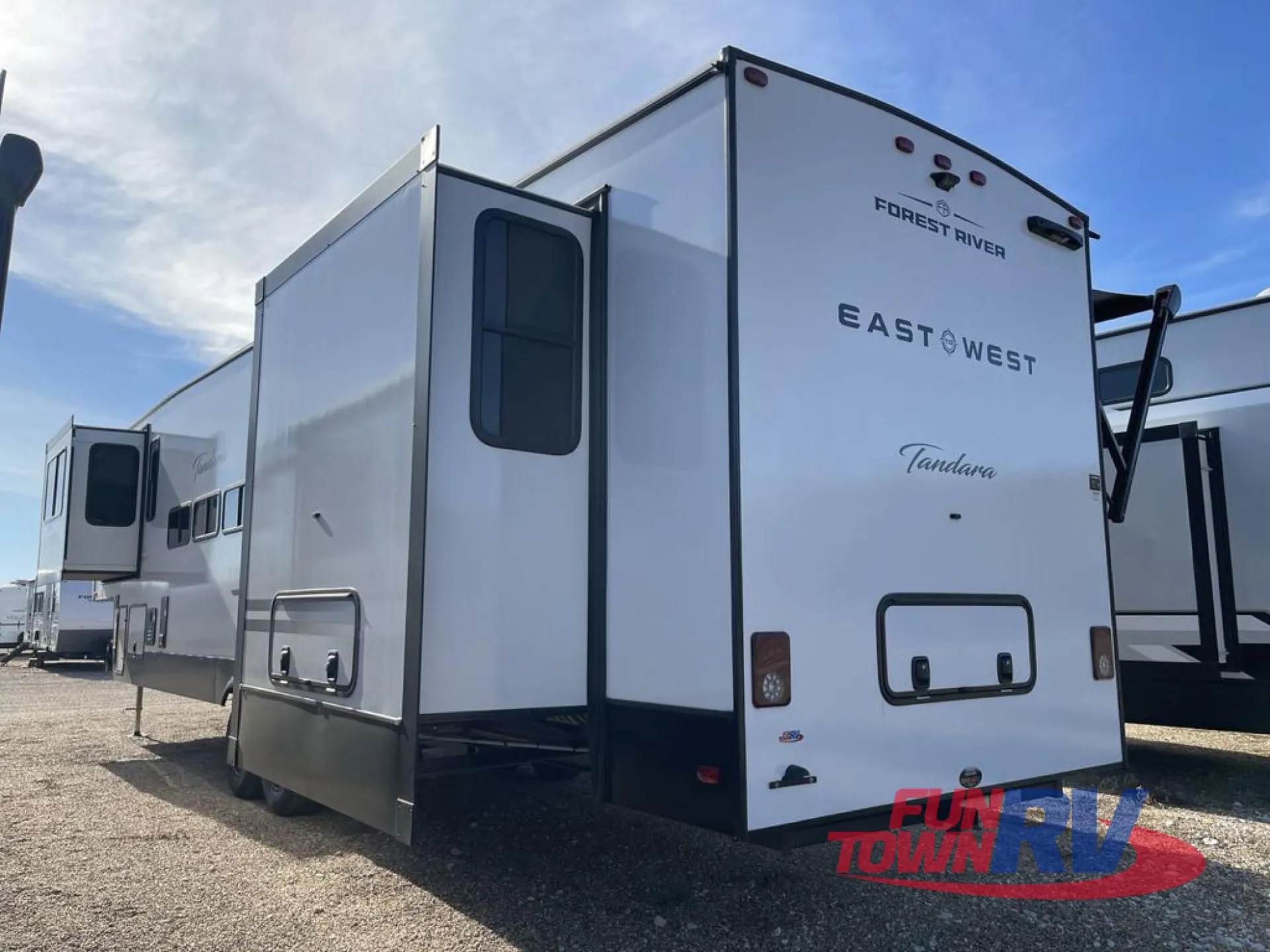 2026 East to West Tandara 390FL - Photo 4