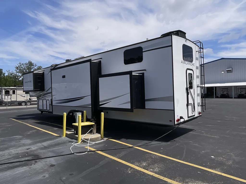 2023 Keystone Avalanche 390DS, Photos photo 6