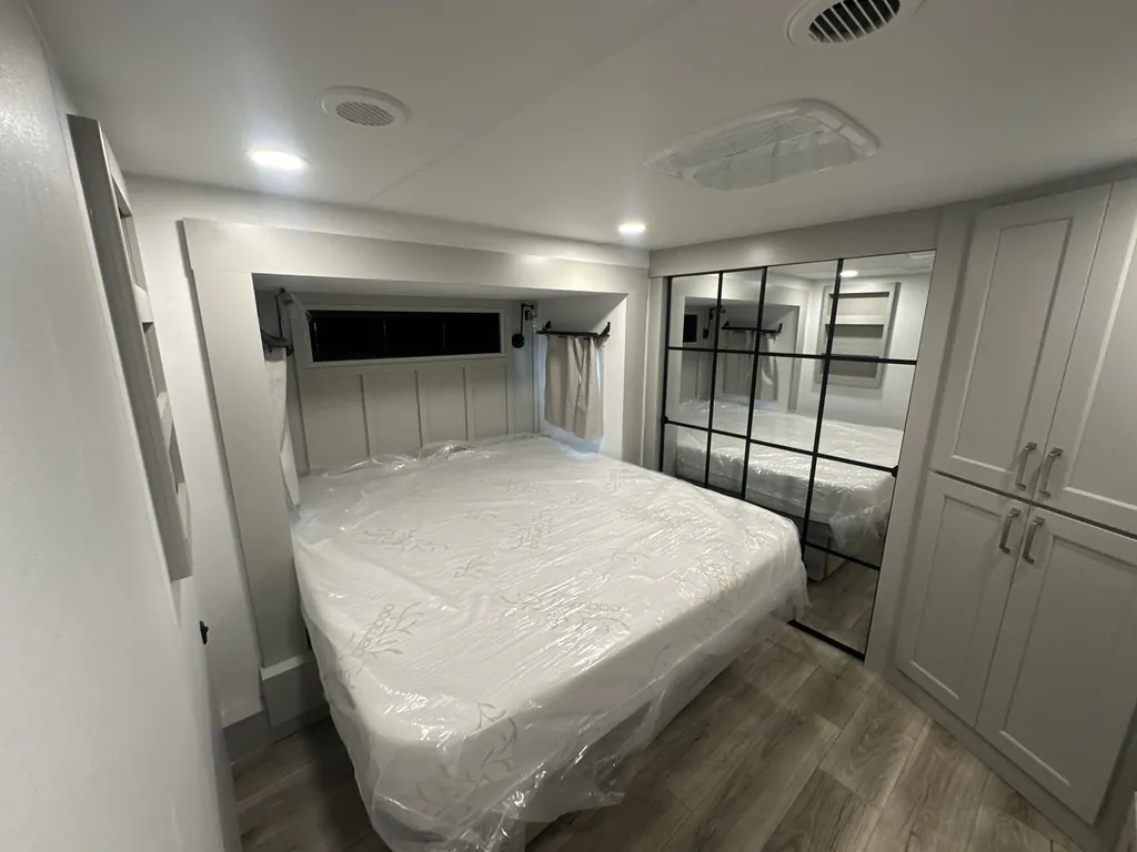 2026 Brinkley Model G 3950, Photos photo 13