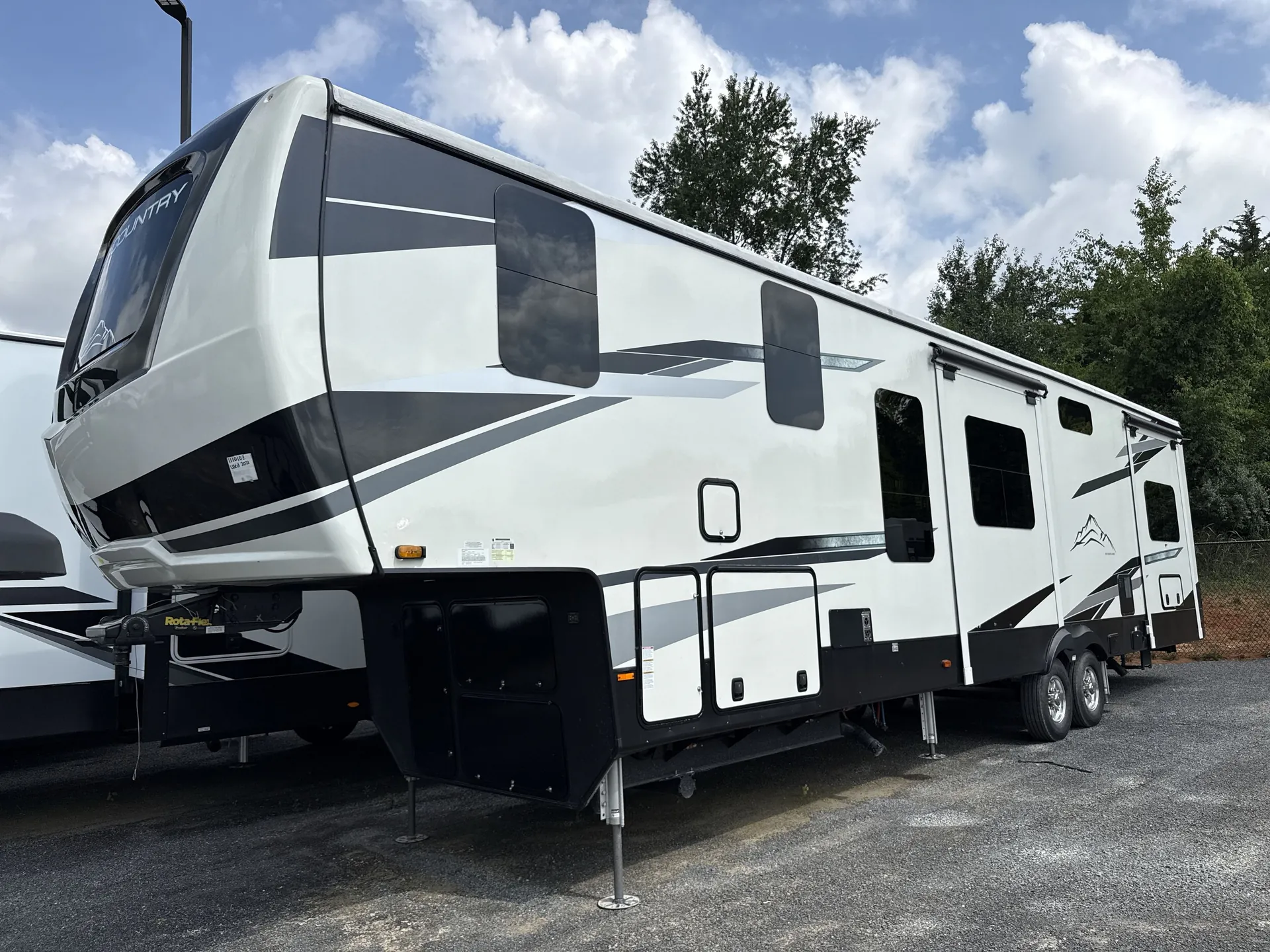 2021 Heartland Big Country 3895FK - Photo 2