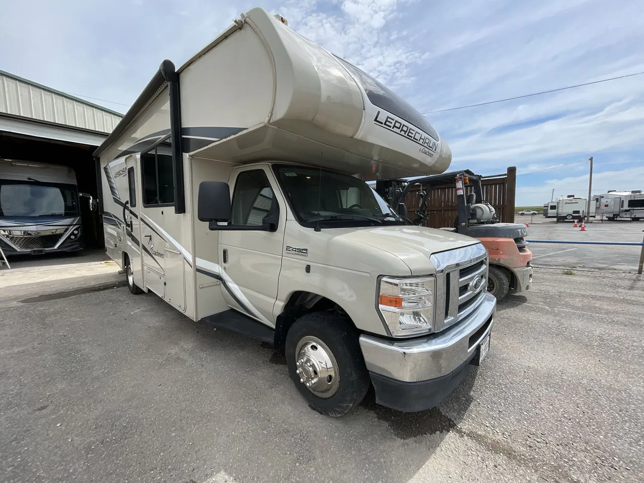 2022 Coachmen Leprechaun Premier 260DS - Ford 450 - Photo 2
