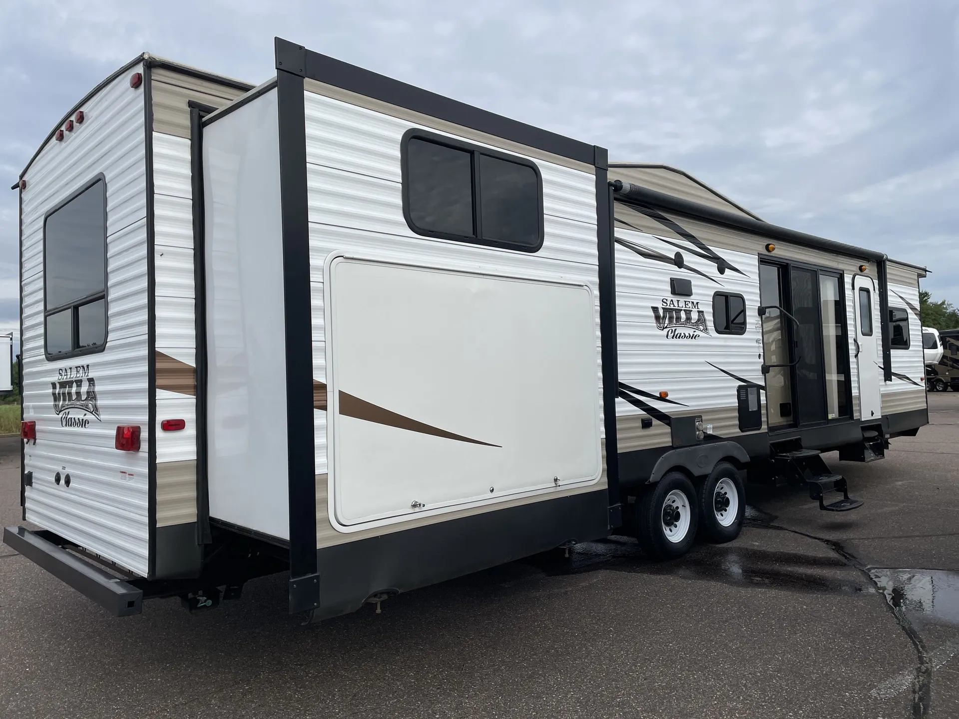 2017 Forest River Salem Villa 4002Q — campside