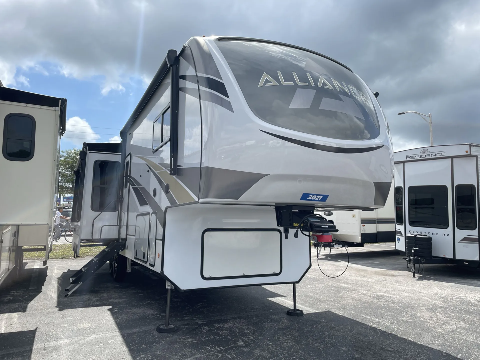 2021 Alliance RV Paradigm 310RL - Photo 2