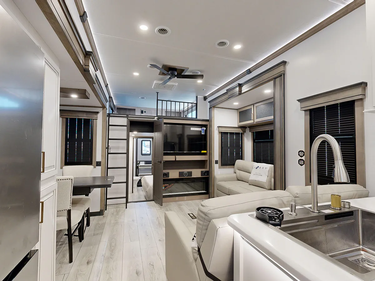 2025 Keystone Montana 3915TB - Photo 3