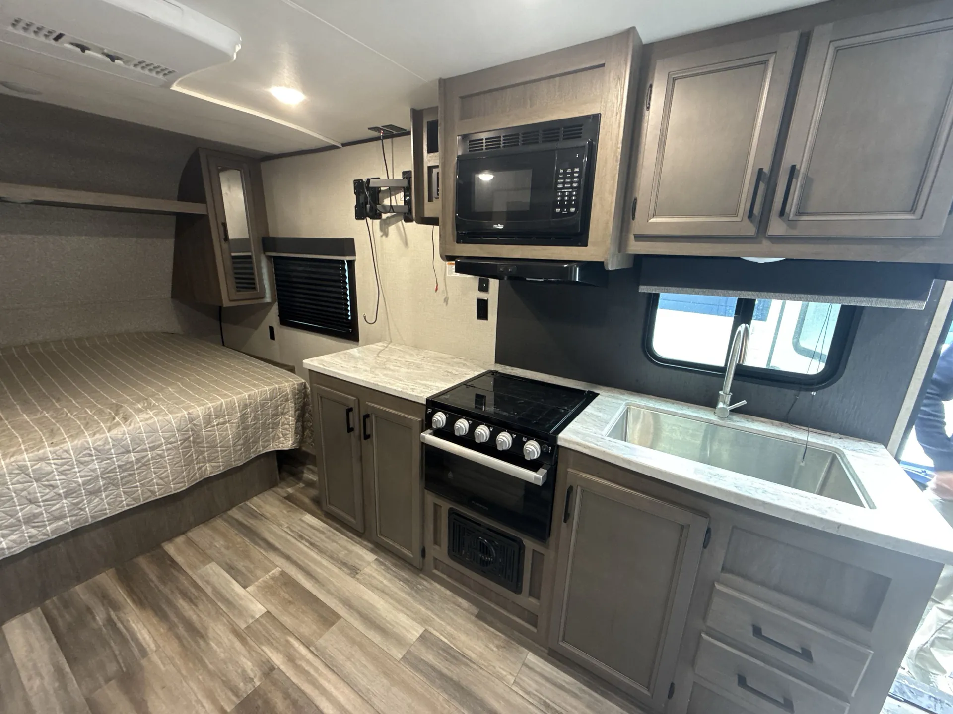 2022 Starcraft Autumn Ridge 20FBS — living area main