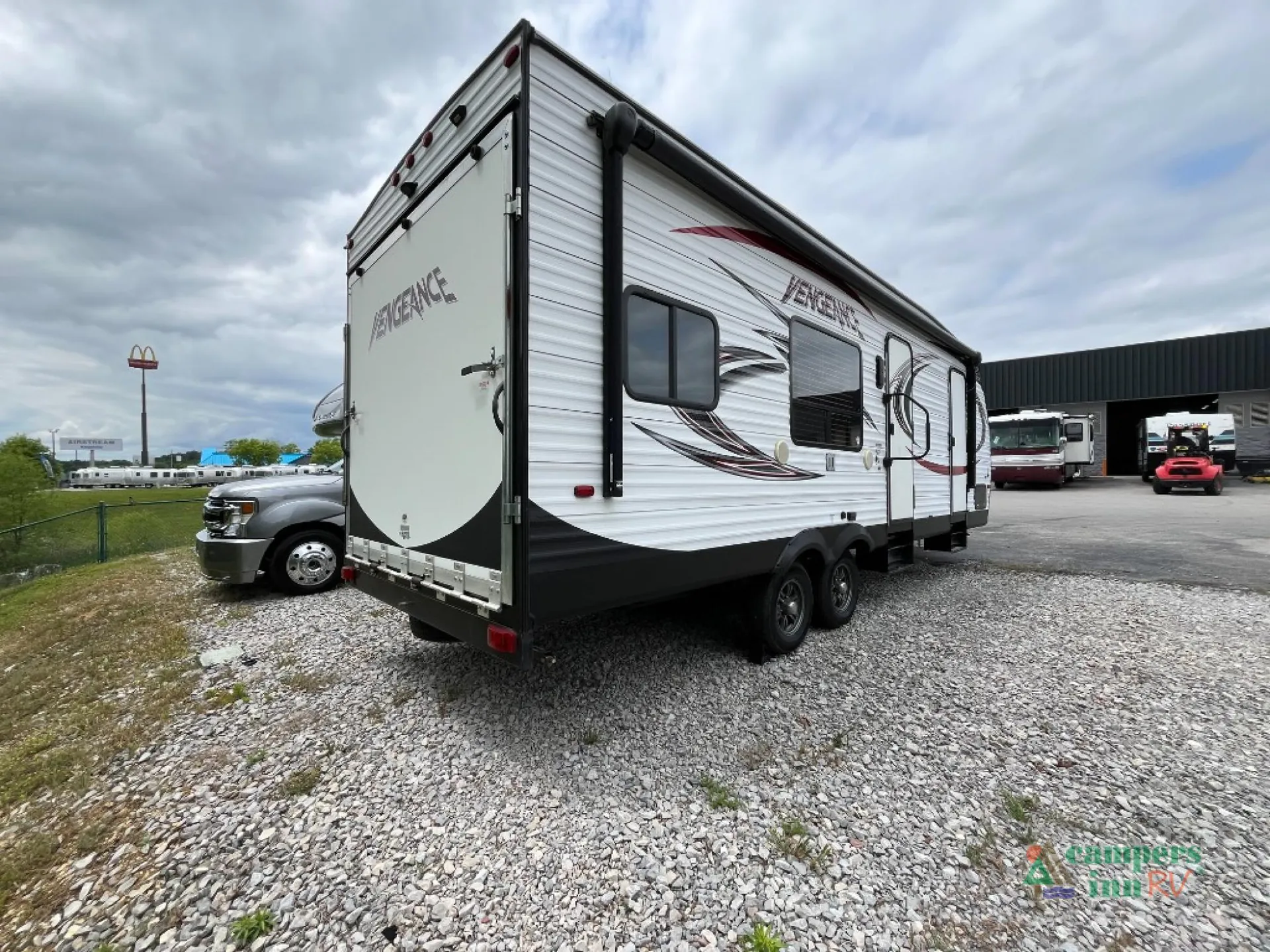 2017 Forest River Vengeance Rogue 25V — Photo 7