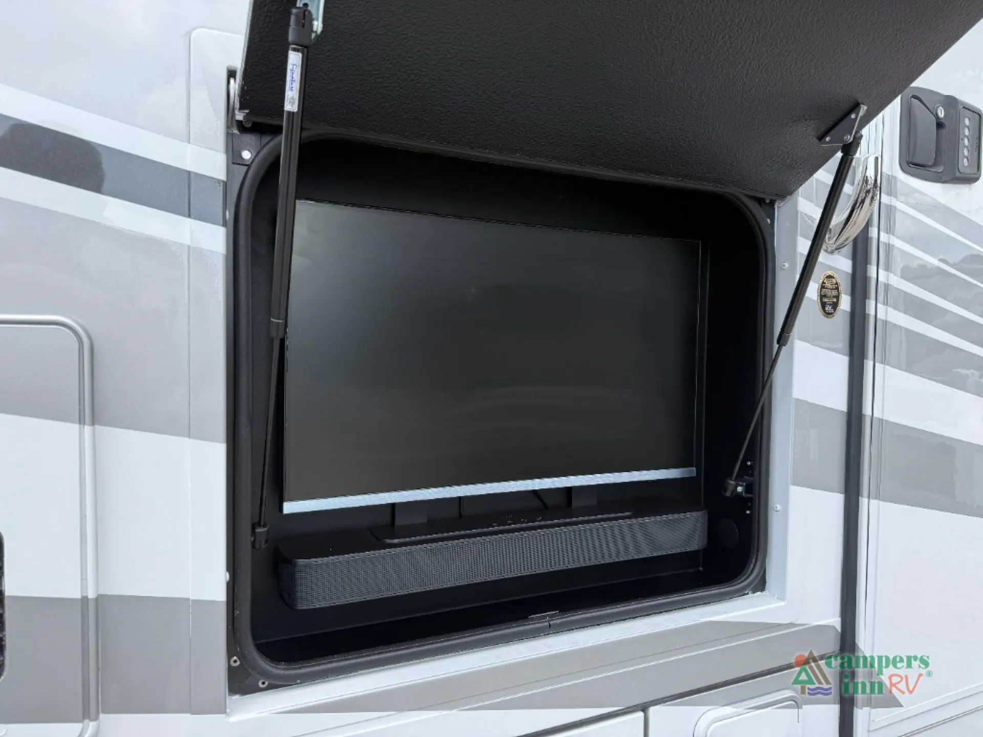 2025 Renegade RV Vienna 25RMC - Photo 4