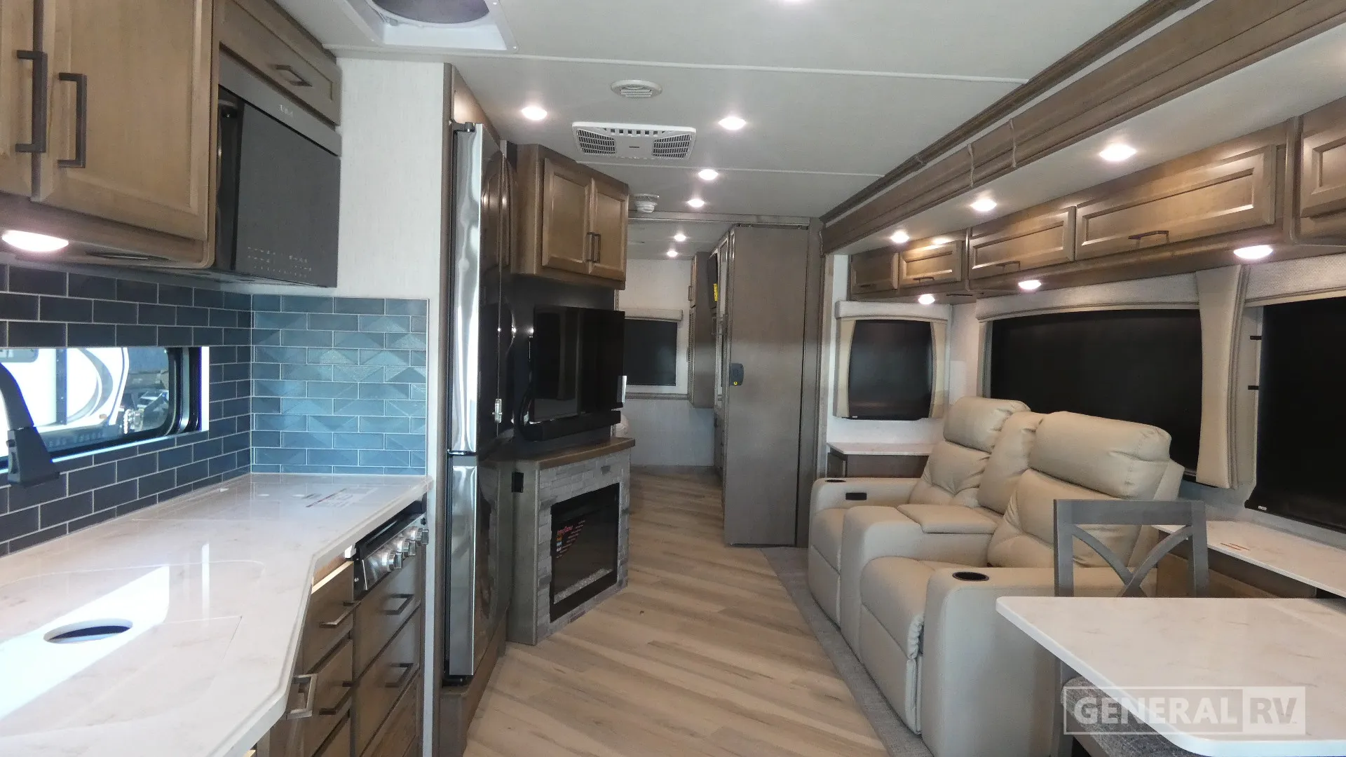 2026 Holiday Rambler Vacationer 33C - Photo 3