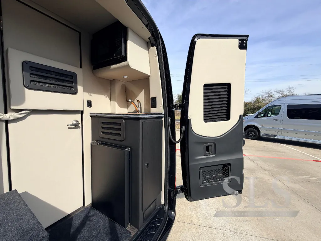 2026 Midwest Automotive Designs Luxe Cruiser D4, Photos photo 7