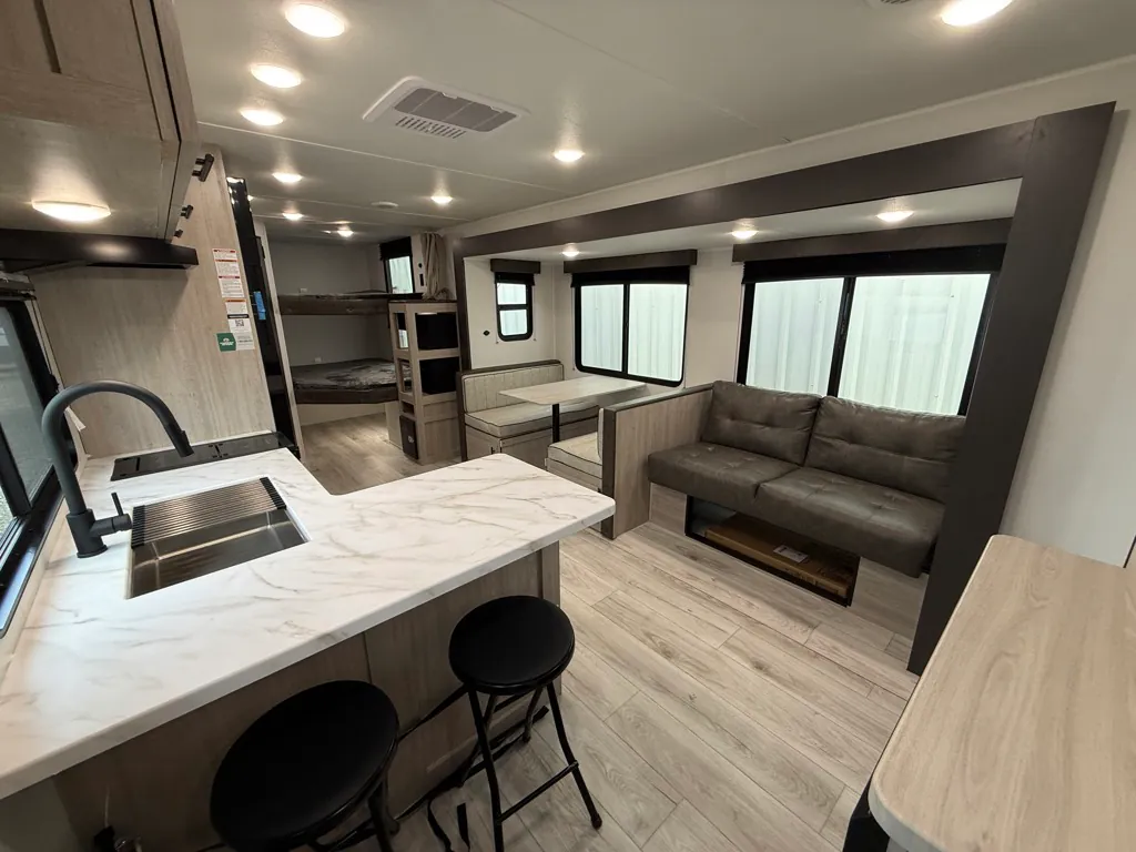2027 East to West Della Terra 280BH, Photos photo 6