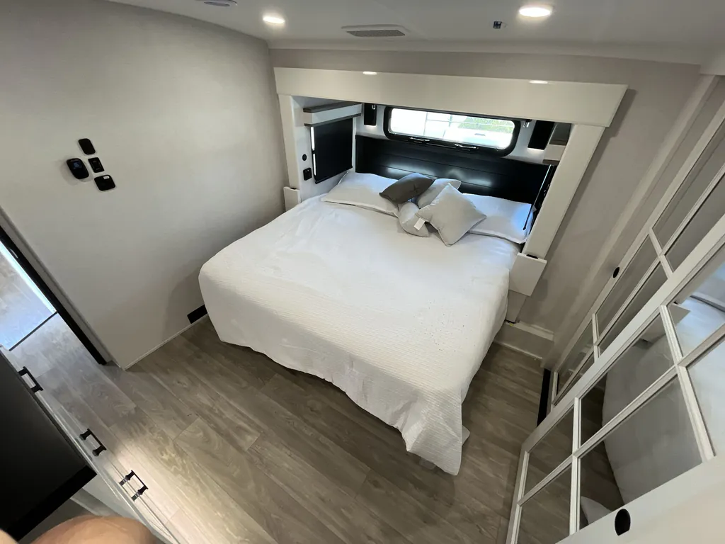 2027 Jayco Pinnacle 32RLTS, Photos photo 15