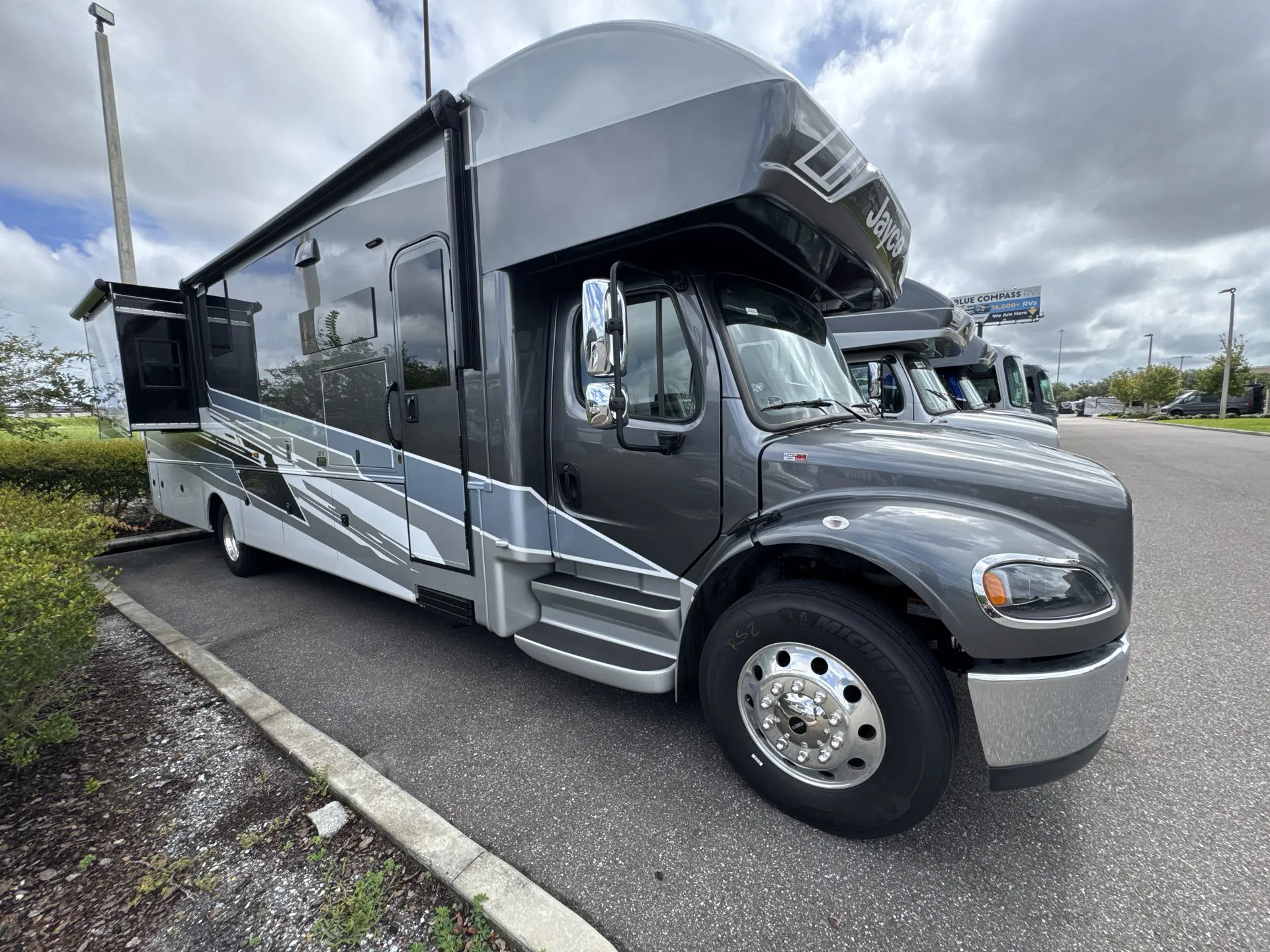 2027 Jayco Seneca 37K - Photo 4