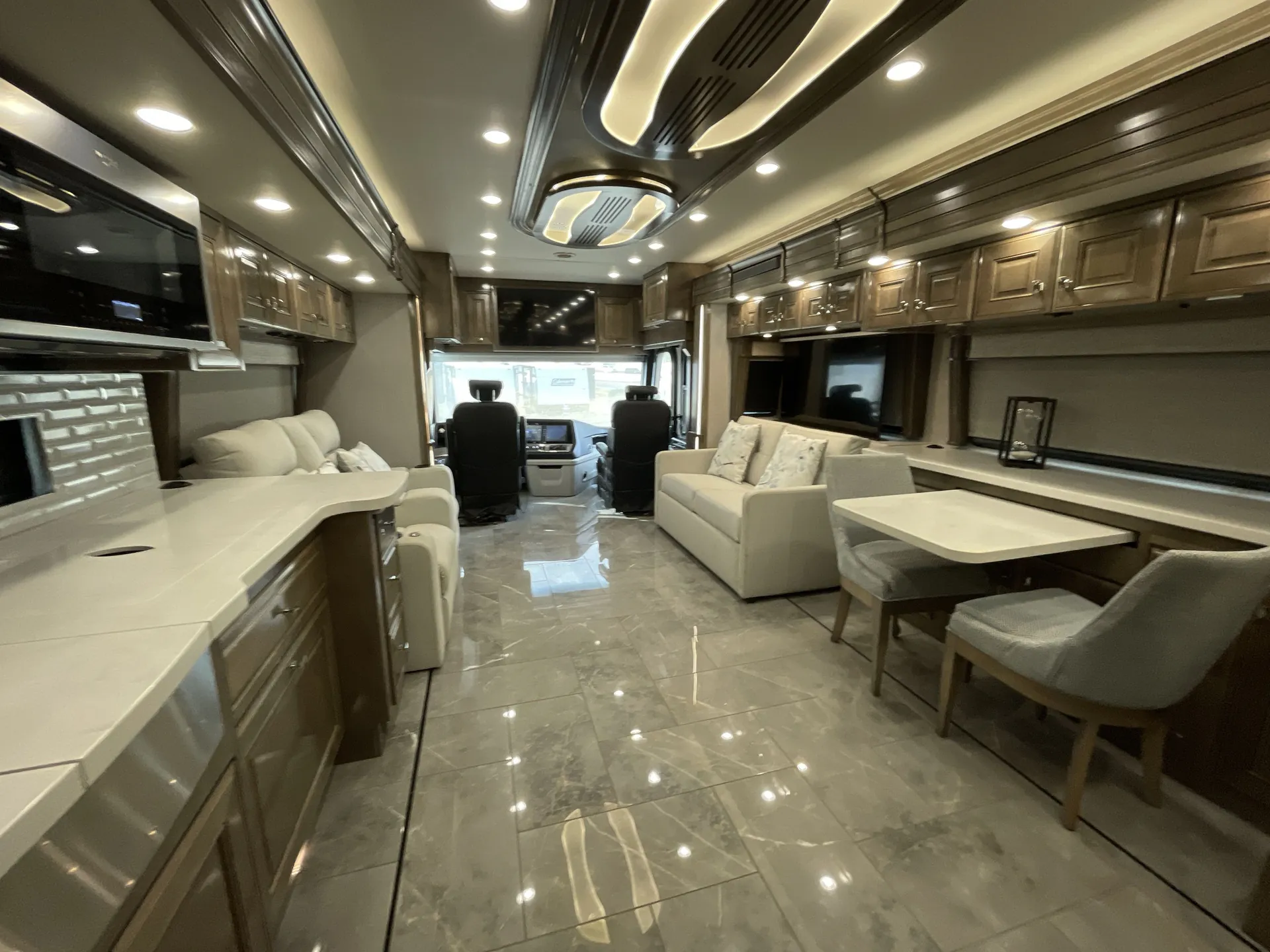 2022 American Coach American Tradition 42Q — living area main