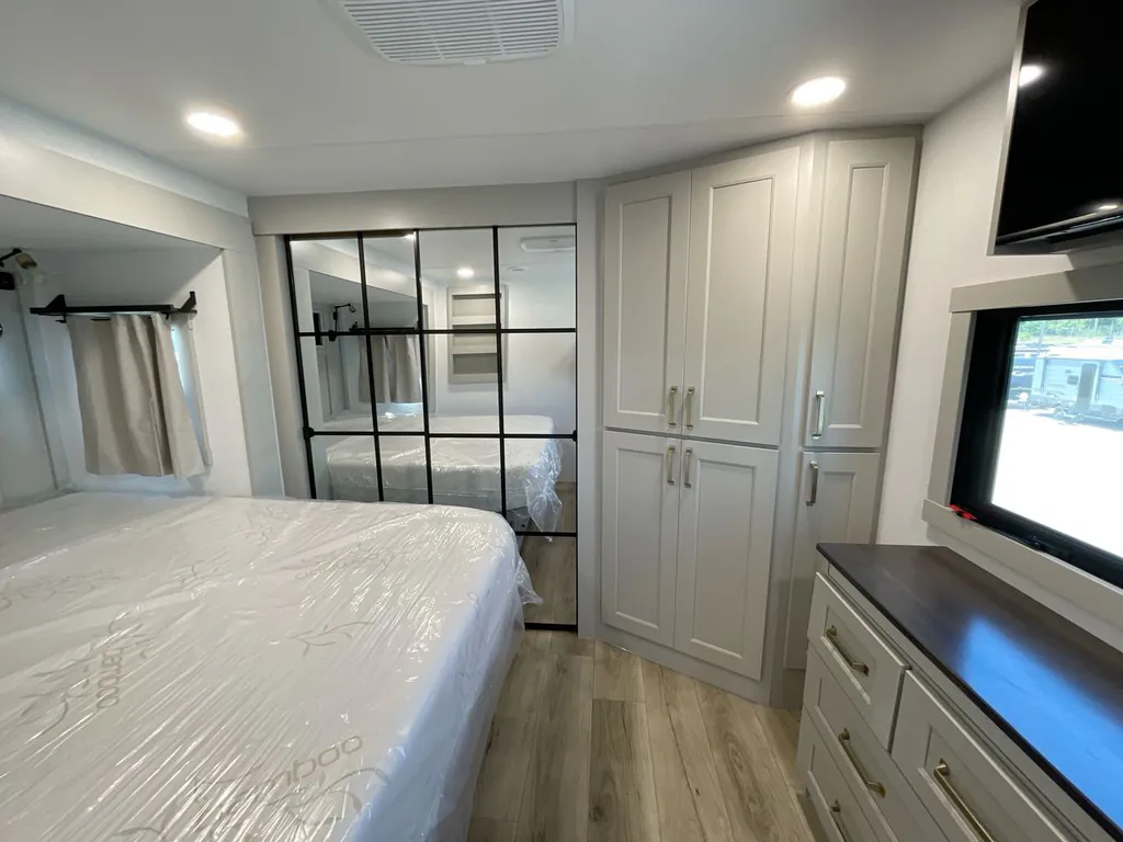 2026 Brinkley Model G 3950, Photos photo 30