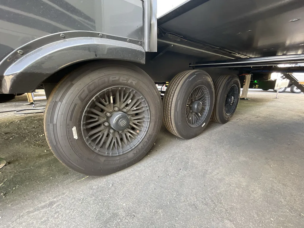 2026 Brinkley Model G 3950, Photos photo 8