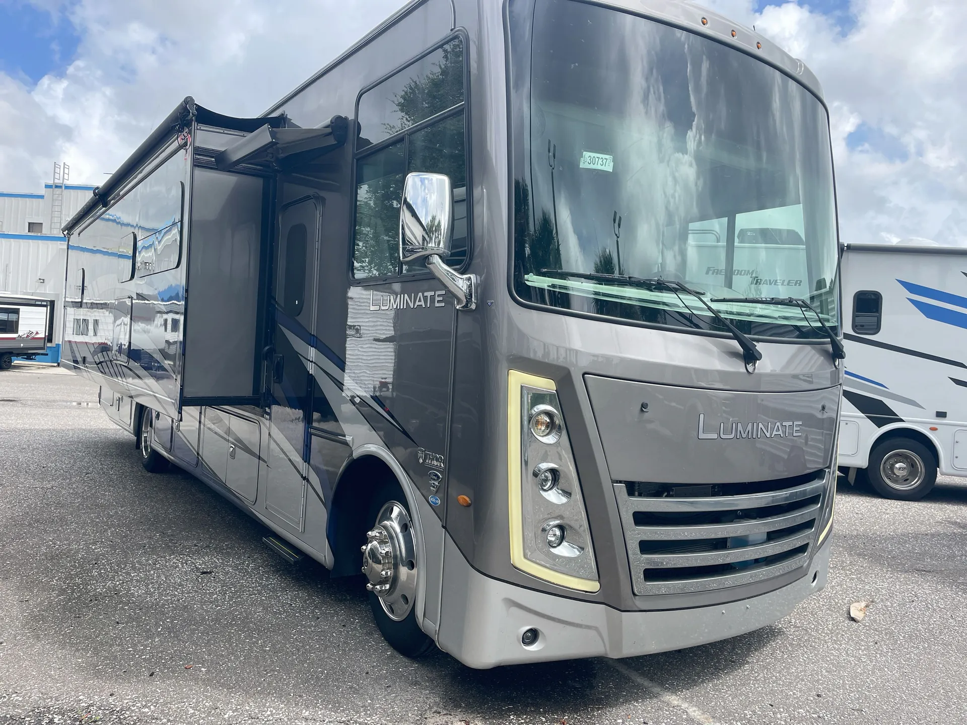 2024 Thor Motor Coach Luminate CC35 - Photo 2