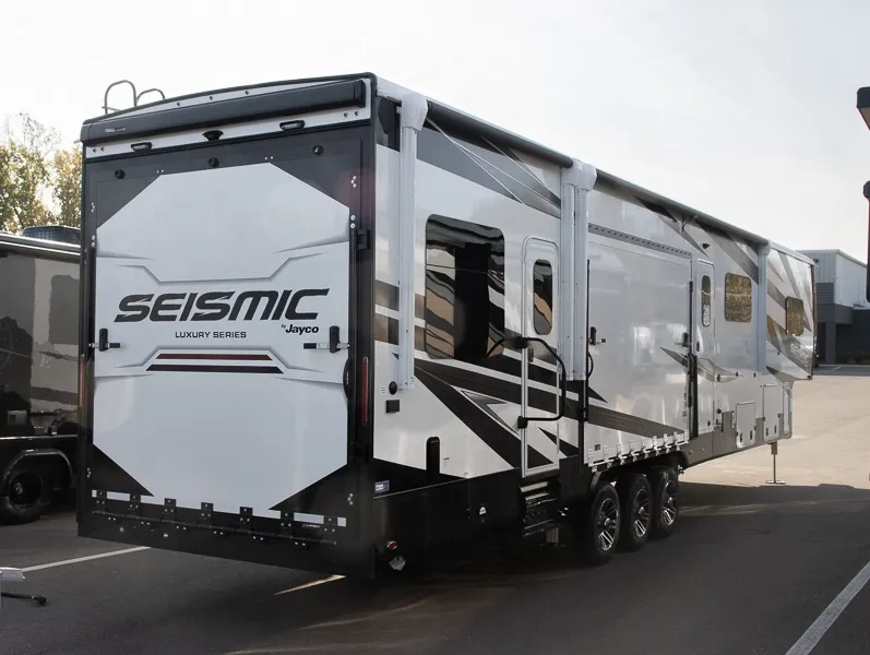 2025 Jayco Seismic Luxury Series 4113 - Photo 3