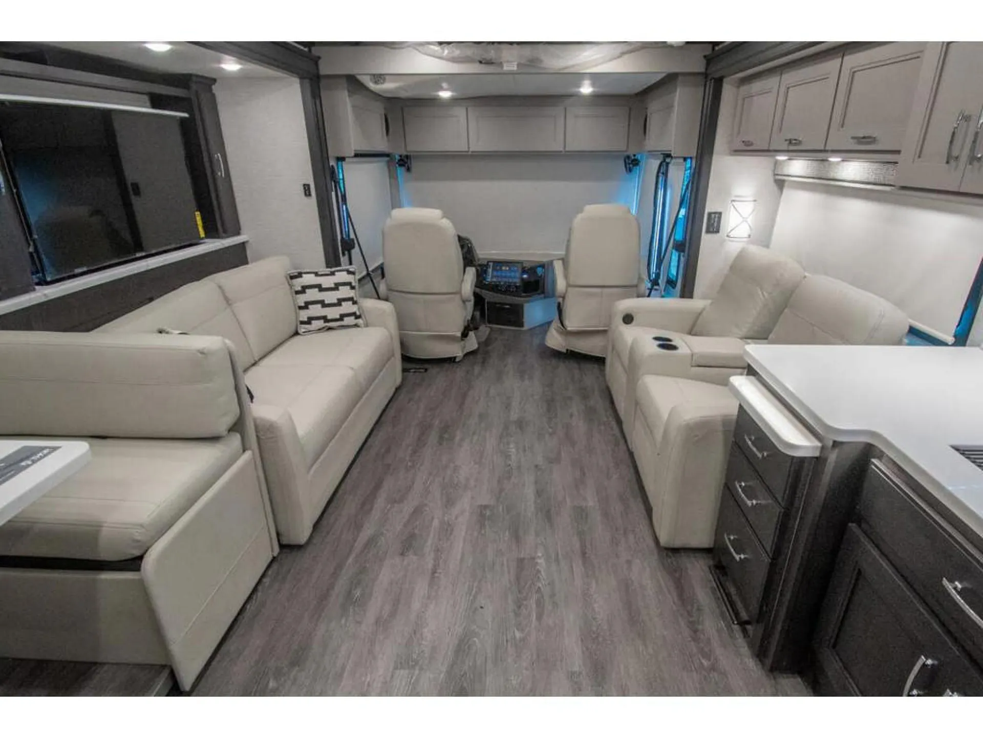 2026 Thor Motor Coach Riviera 38RB - Photo 3