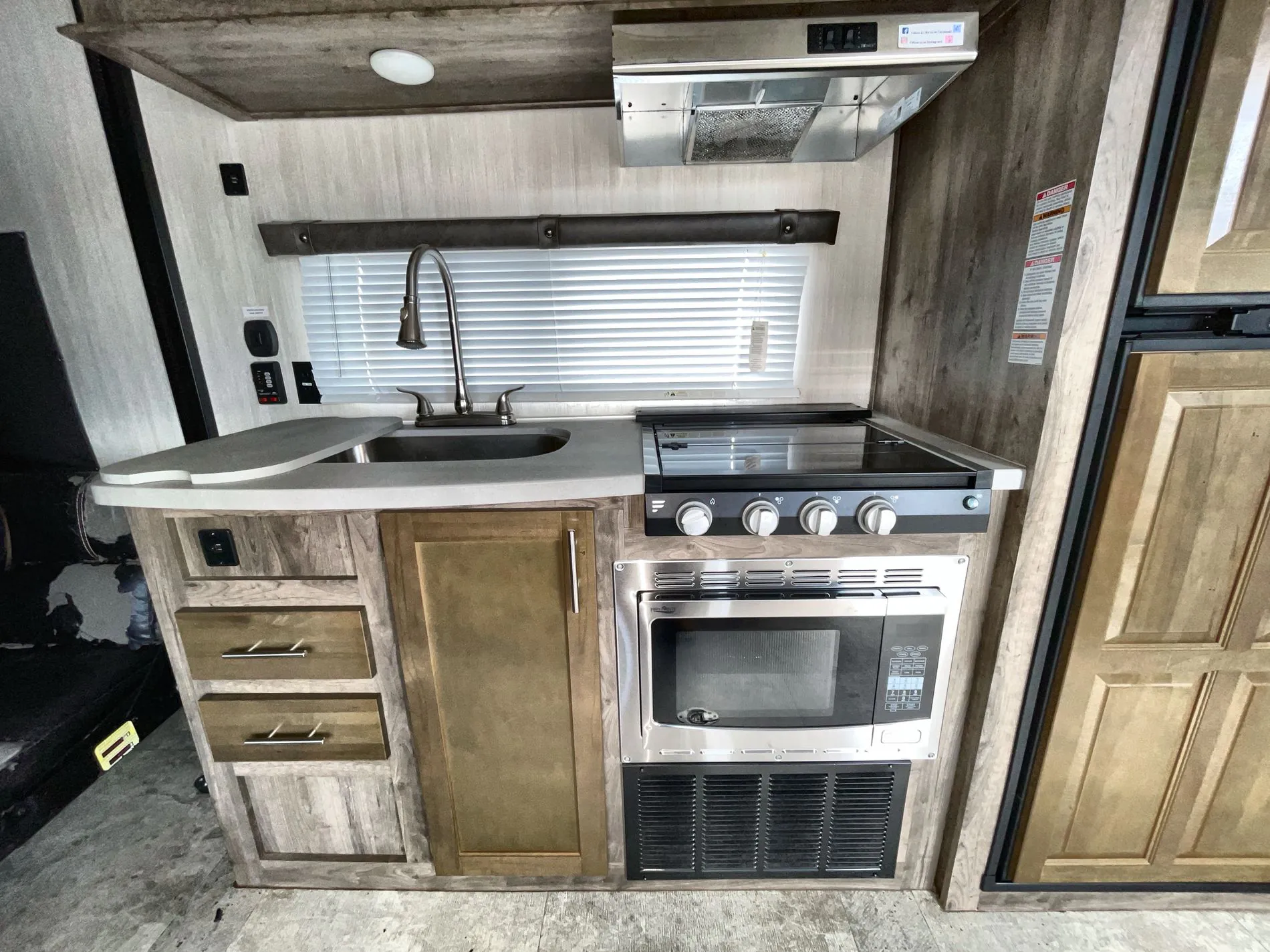 2019 Forest River Vengeance Rogue 25V — Photo 6
