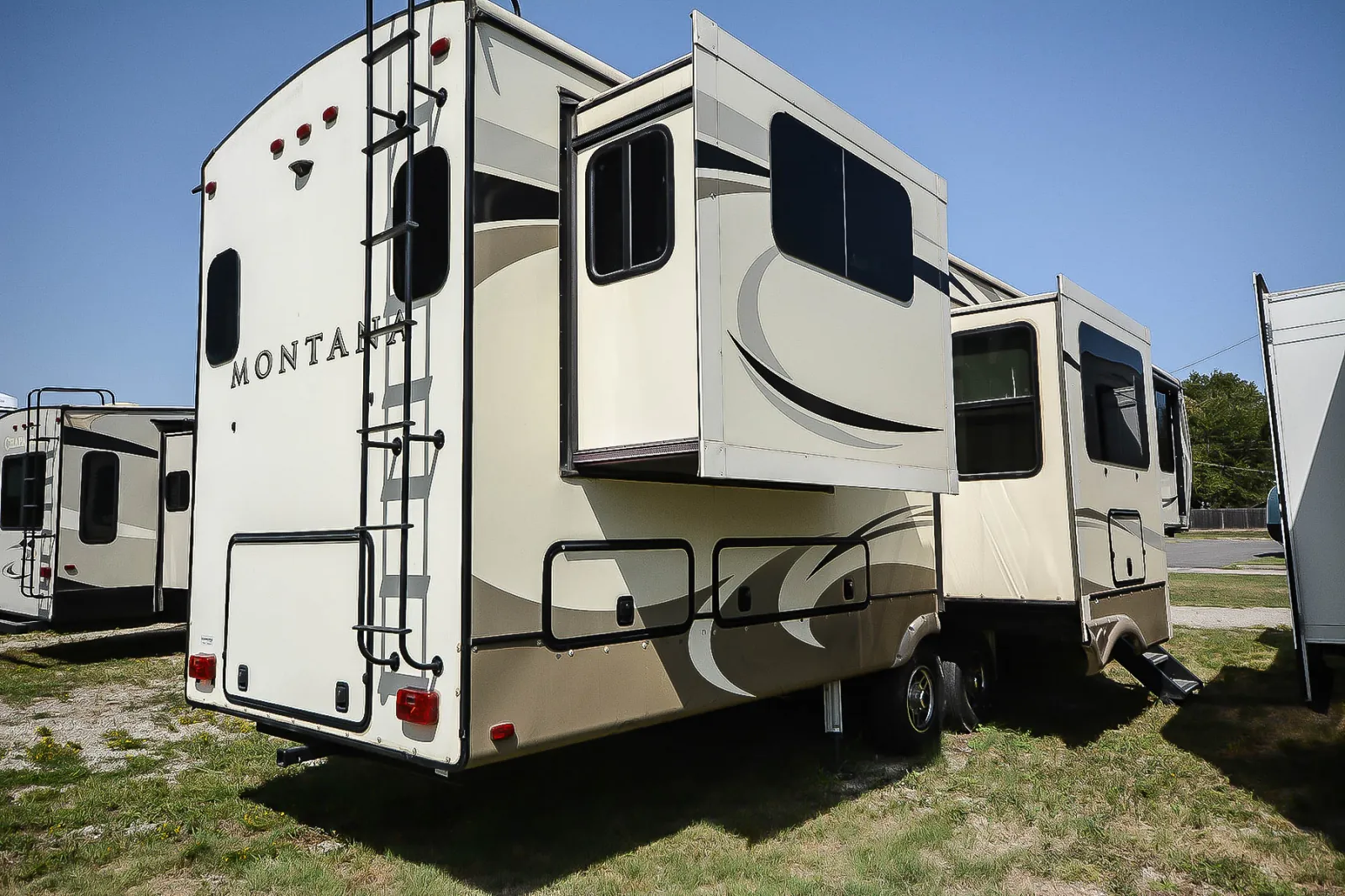 2018 Keystone Montana 3791RD - Photo 4