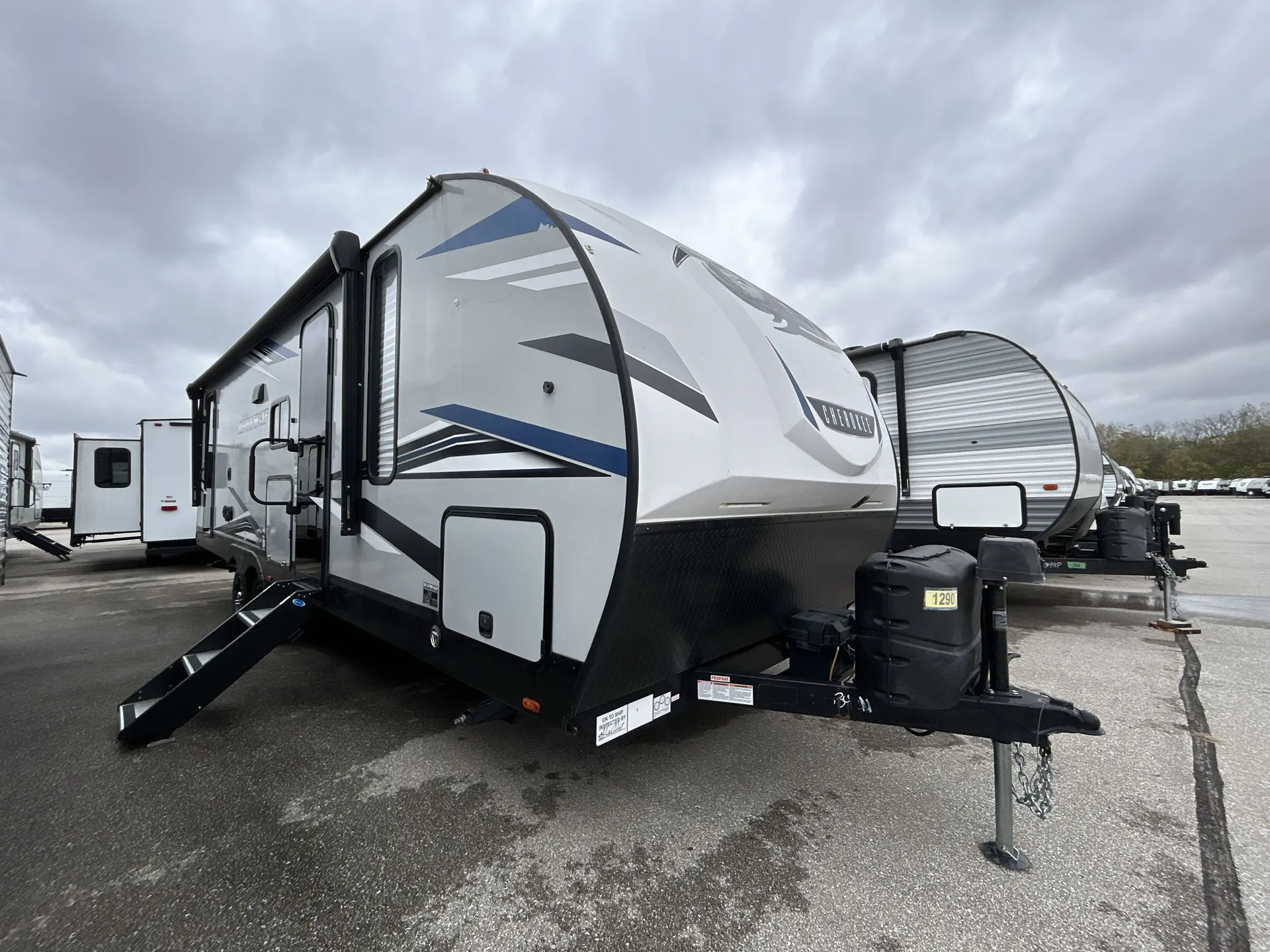 2022 Forest River Cherokee Alpha Wolf 26DBH-L