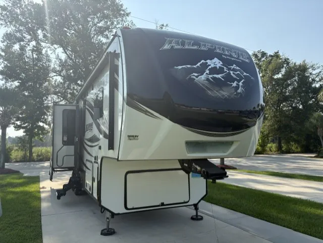 2017 Keystone Alpine 3400RS - Photo 2