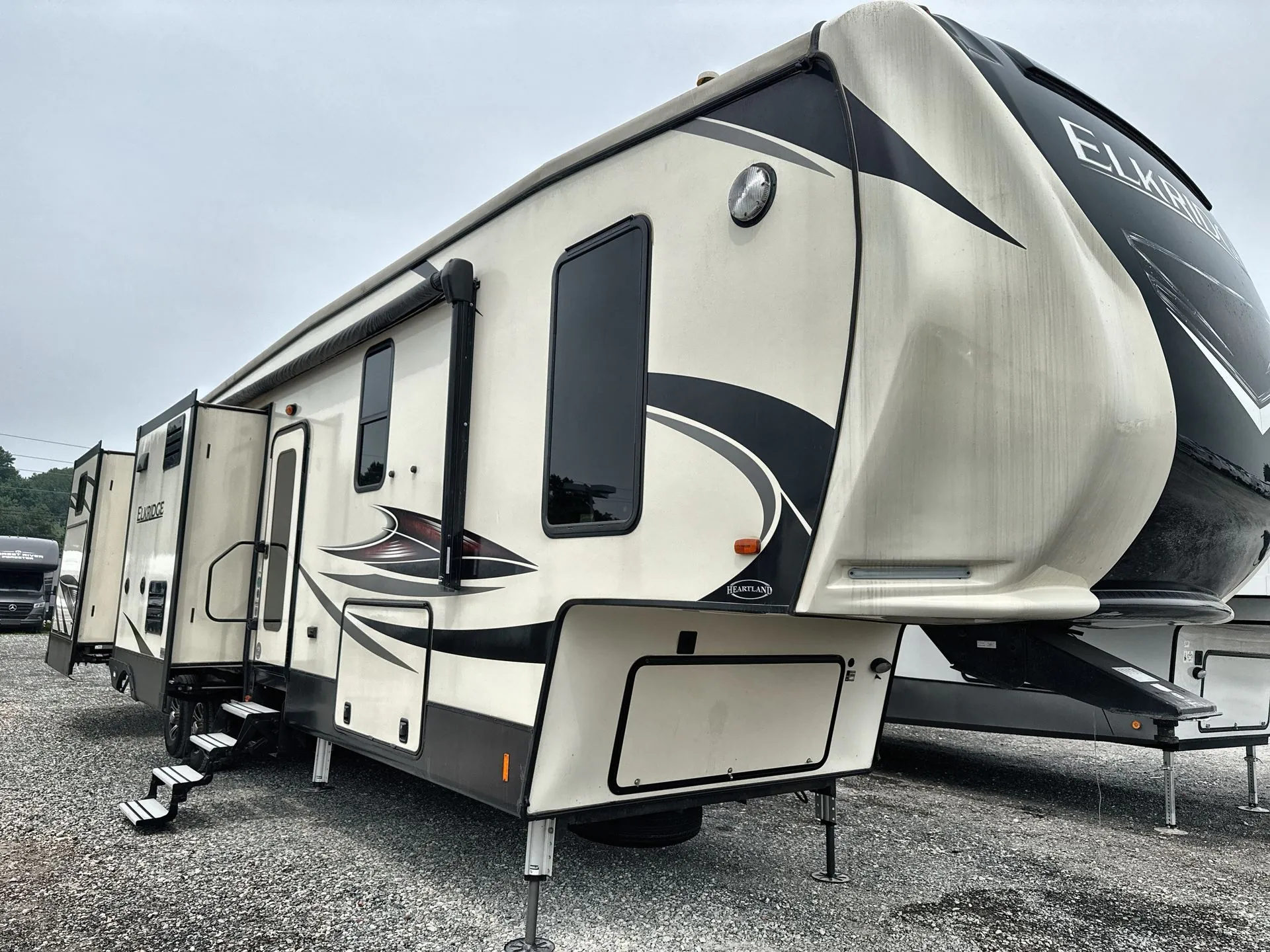 2018 Heartland ElkRidge 38RSRT - Photo 2