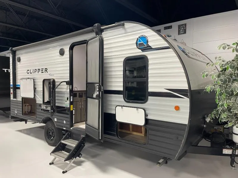 2022 Coachmen Clipper Ultra-Lite 182DBU - Photo 2