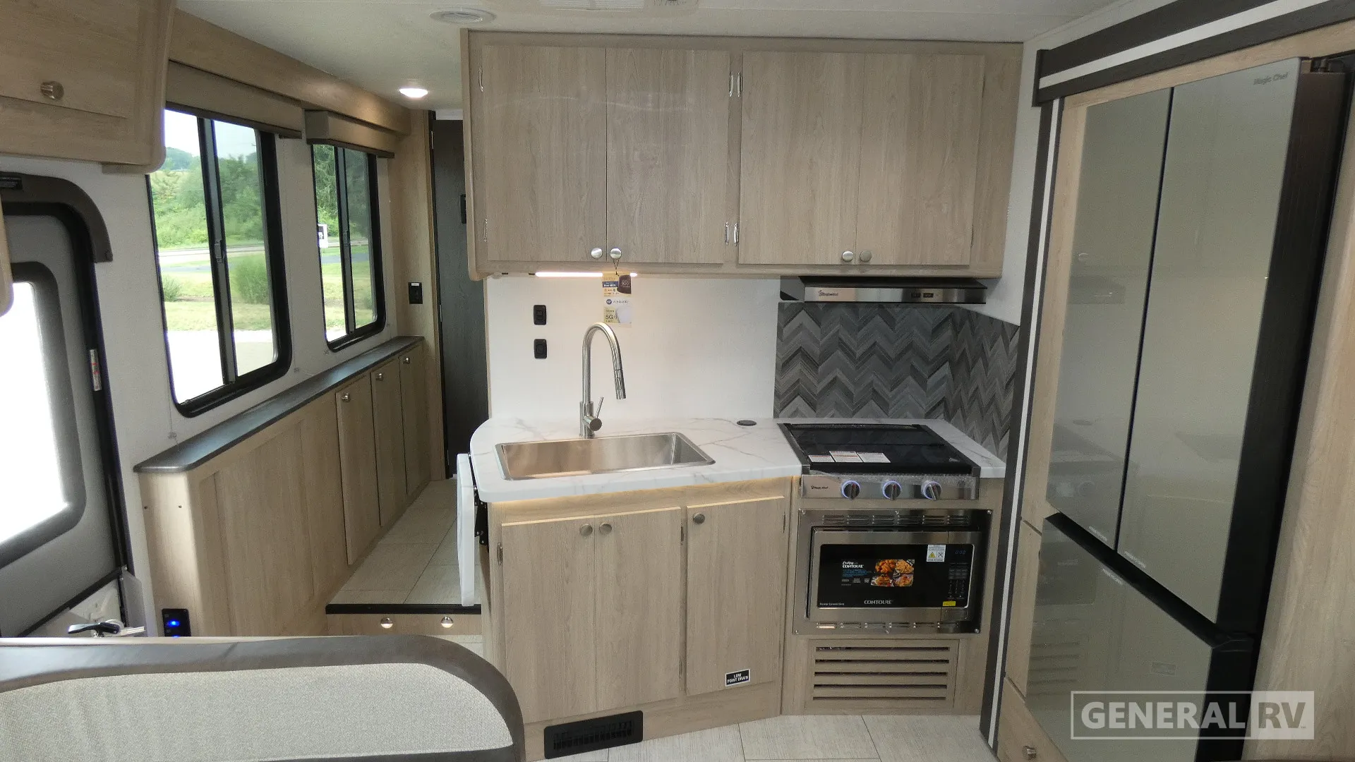 2027 Coachmen Leprechaun 308KB - Photo 3