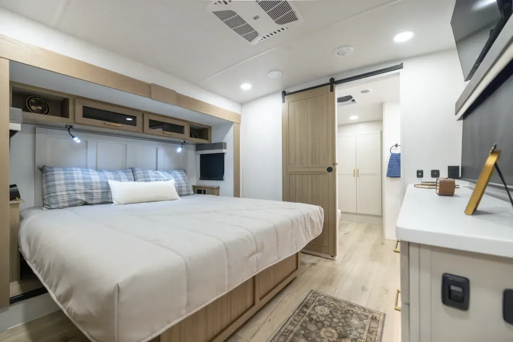 2027 Forest River Rockwood Signature 401SFB, Photos photo 7