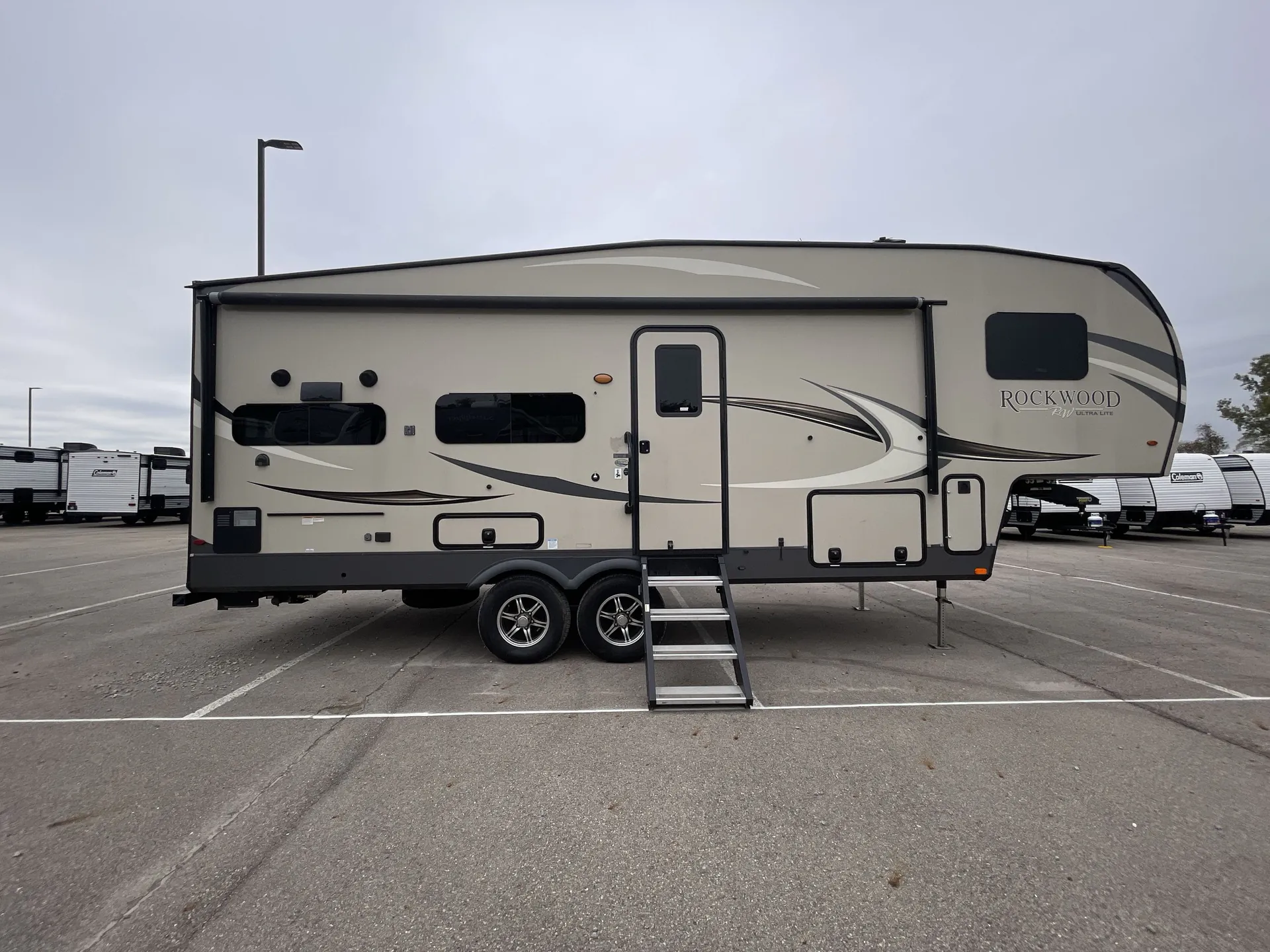 2020 Forest River Rockwood Ultra Lite 2622RK — campside