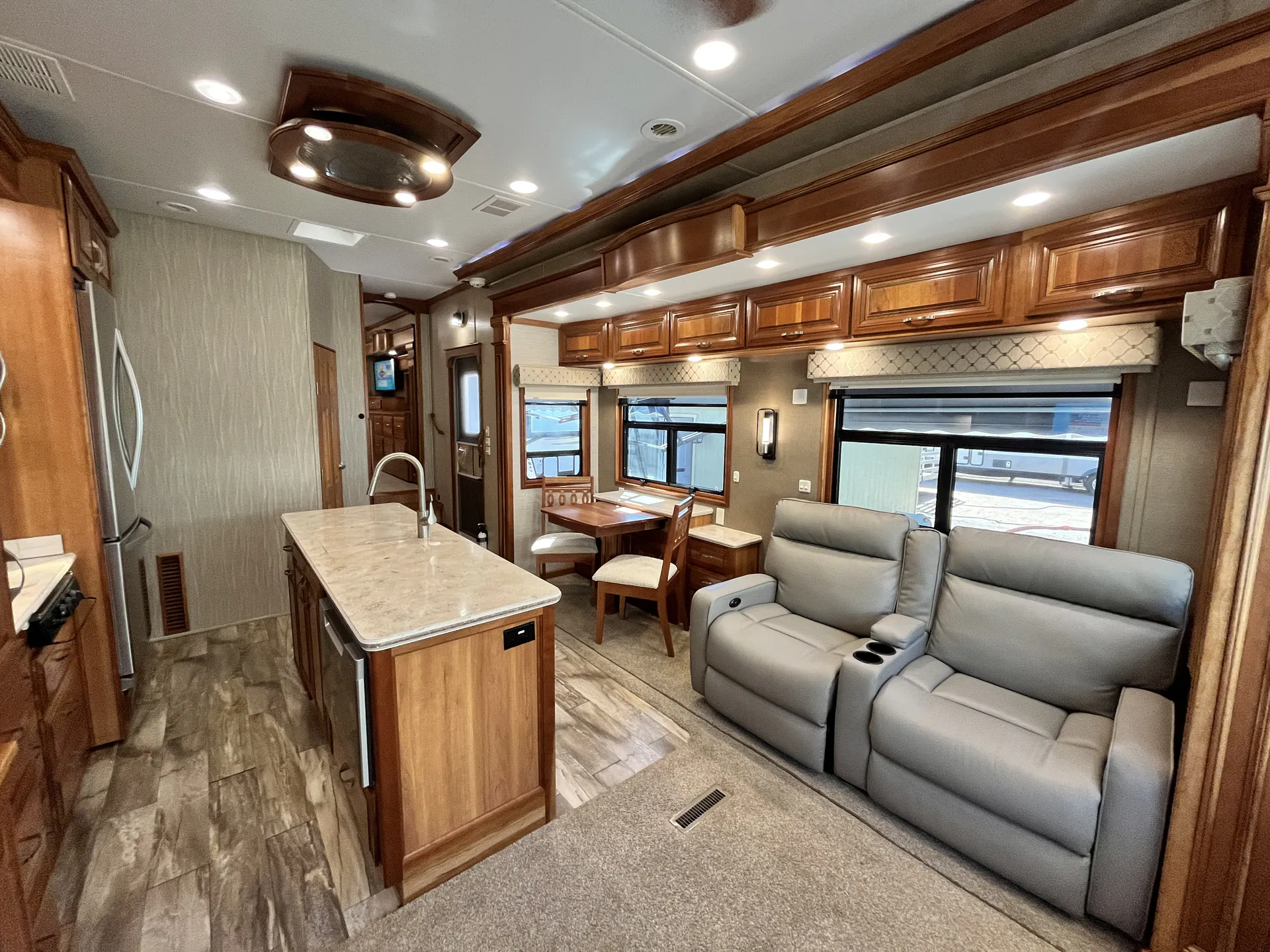 2017 DRV Mobile Suites 39DBRS3 - Photo 4
