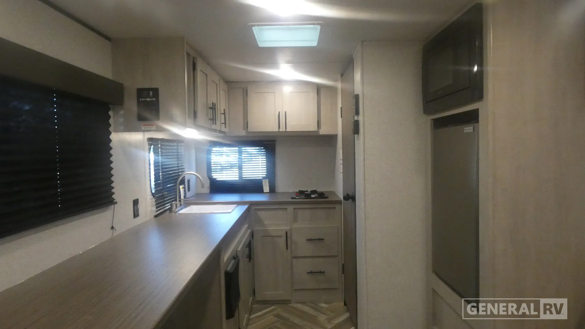 2025 Crossroads RV Zinger 18RK - Photo 3