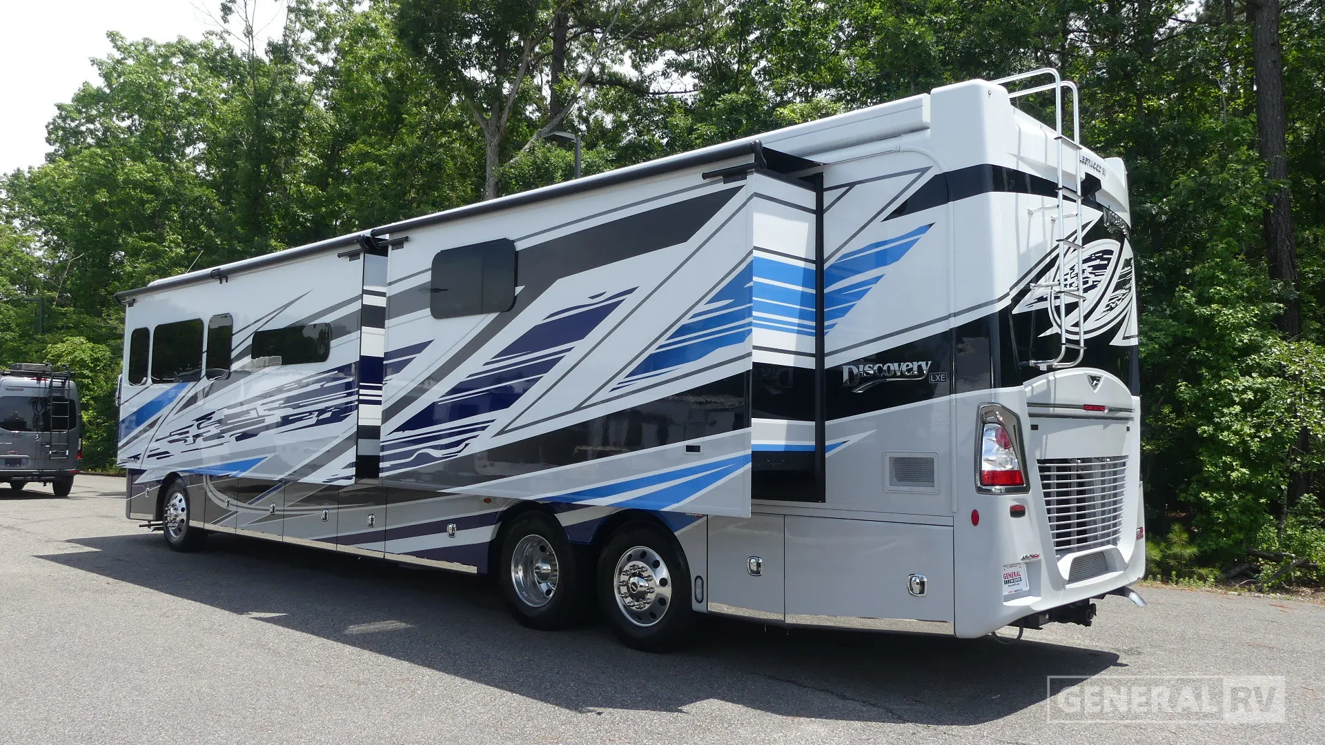 2026 Fleetwood Discovery LXE 44S - Photo 4