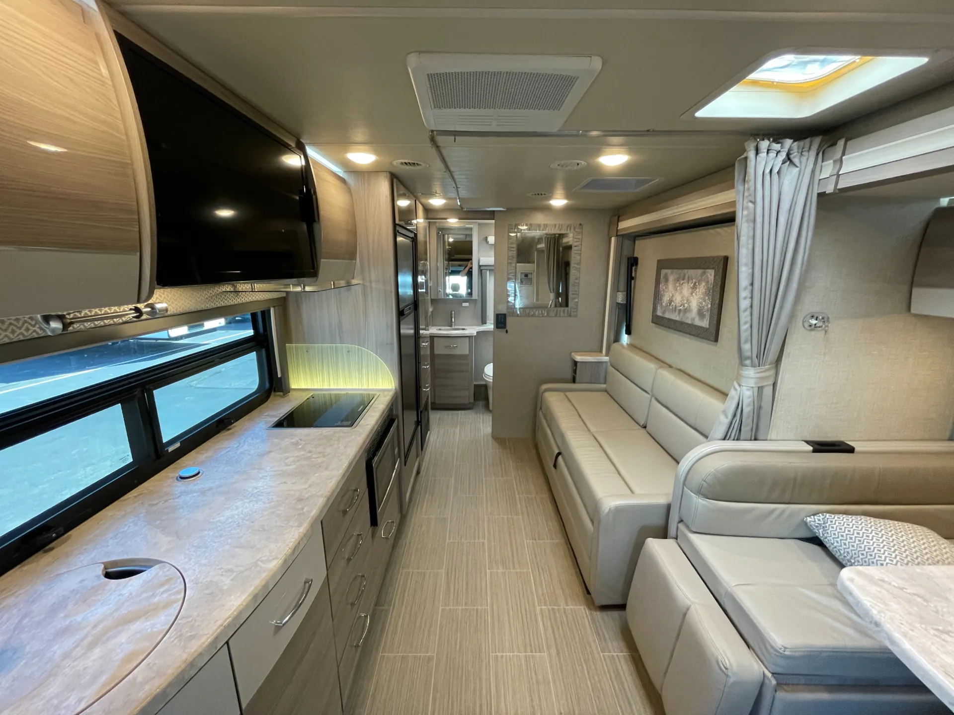2020 Thor Motor Coach Tiburon 24FB - Photo 2
